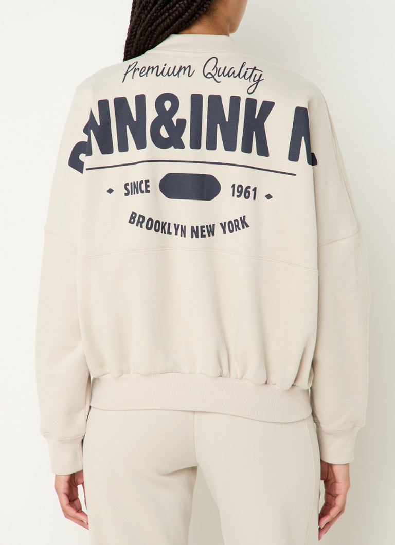 Penn & Ink -collegepaita, jossa brodeeraus ja painatus takana