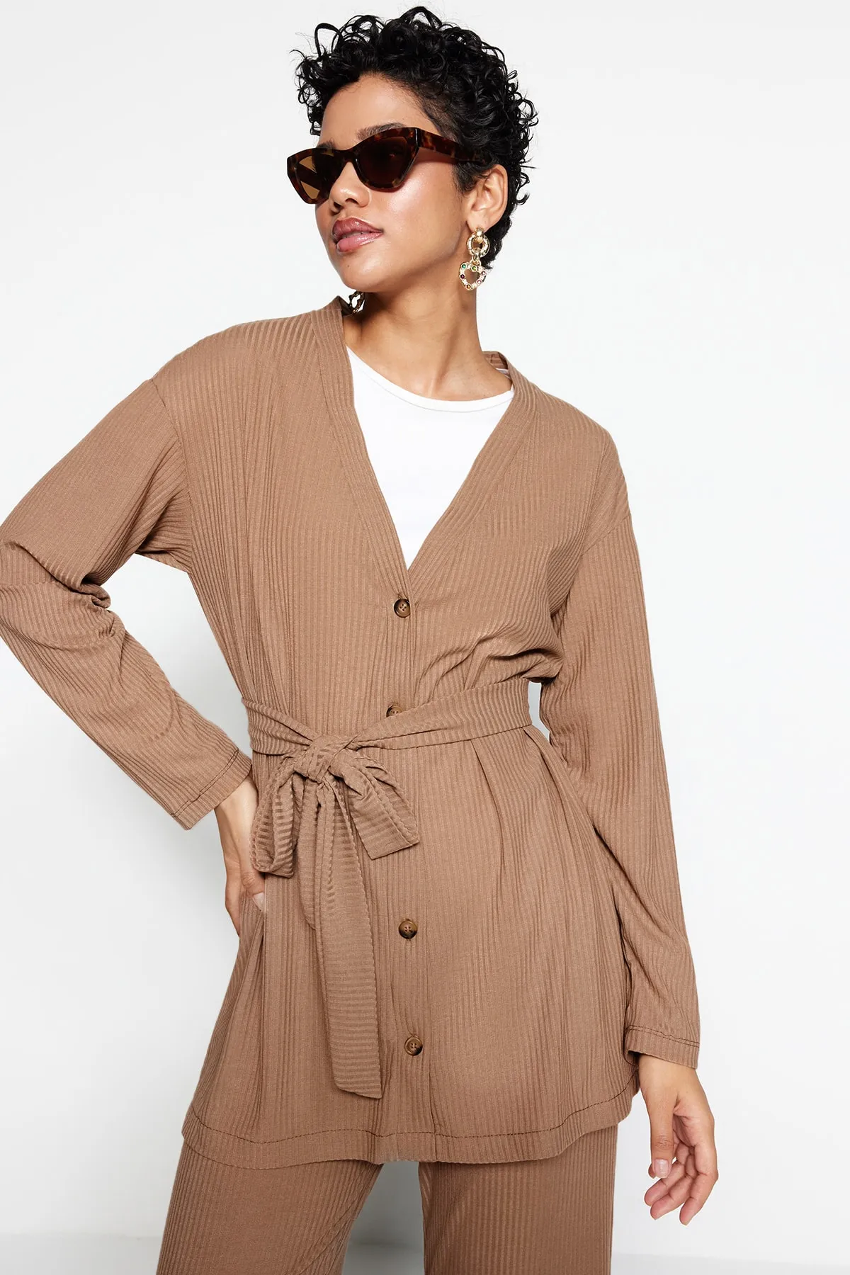 Trendyol Modest  Beiges Strick-Tunika-Hosen-Set mit Bindedetail vorne TCTSS23US00003
