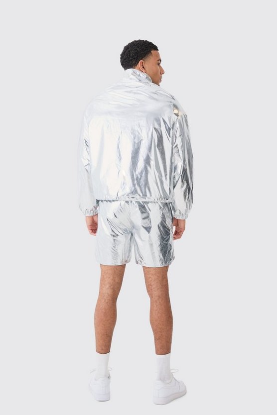 Kastige Regenjacke mit Trichterkragen und Metallic-Shorts