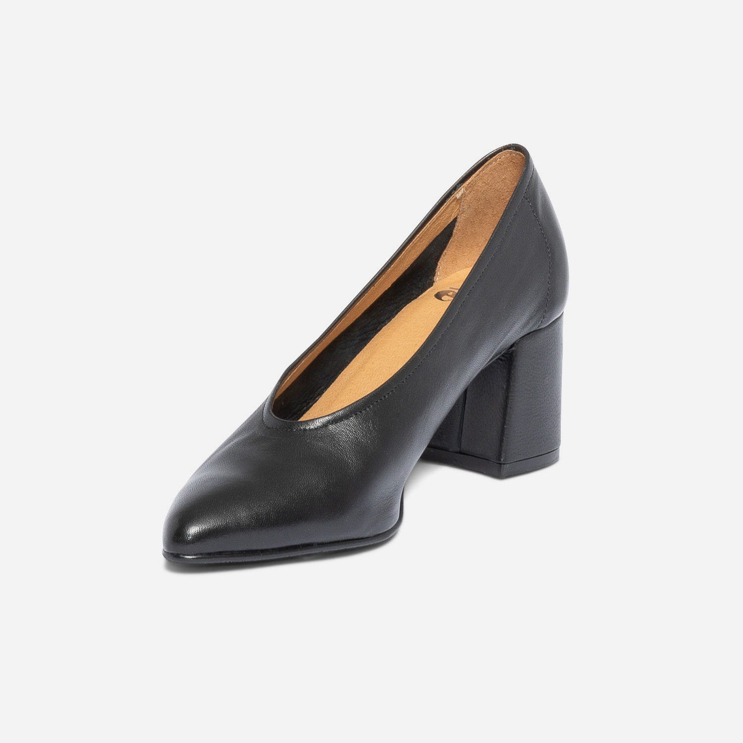 Escarpin noir en cuir à décolleté couvrant
