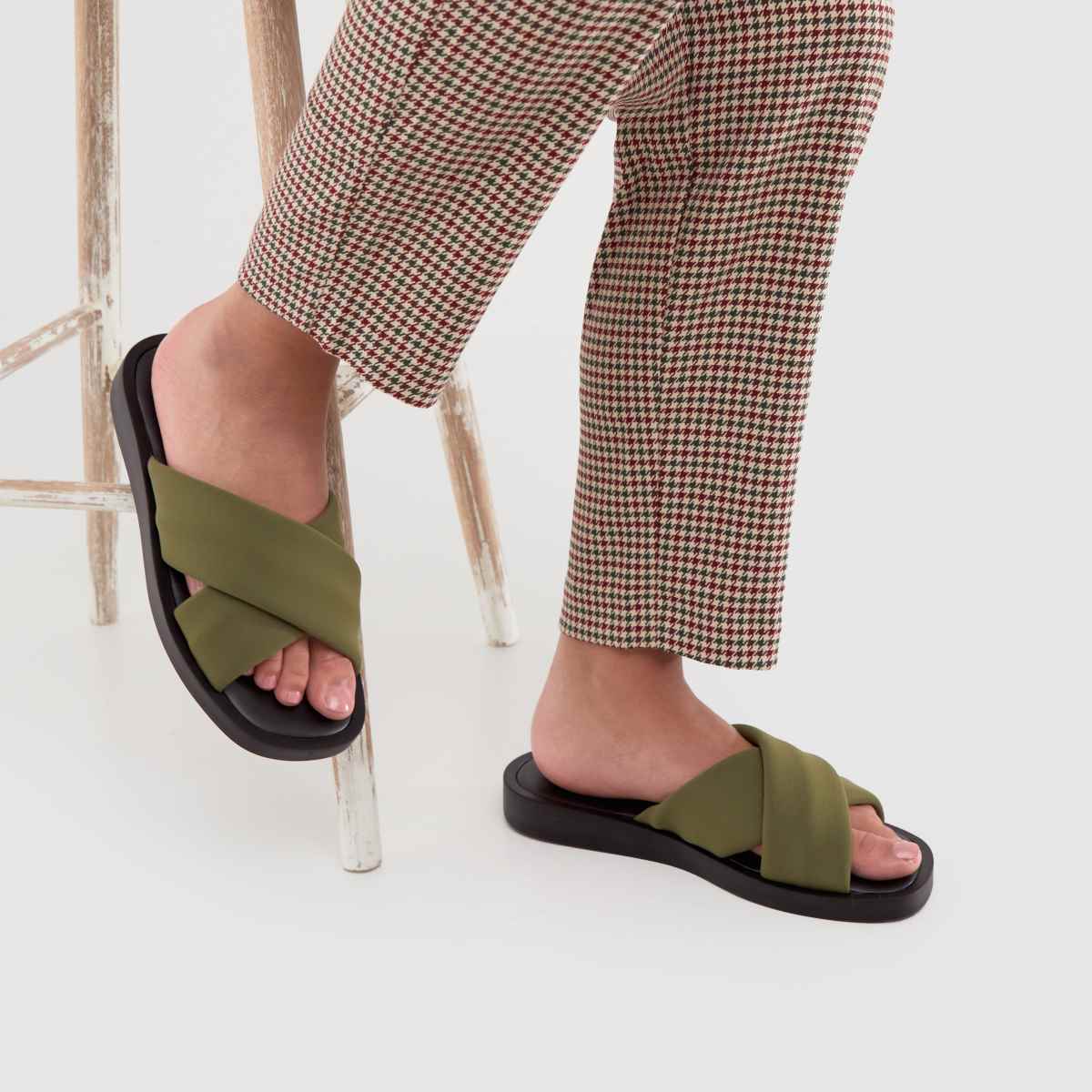 Schuh Taiwan szatén keresztpántos szandál zöld színben