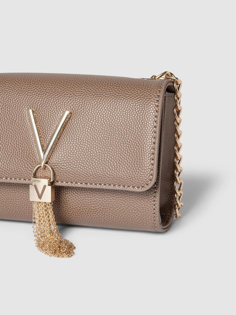Clutch mit Label-Applikation Modell 'DIVINA' in taupe