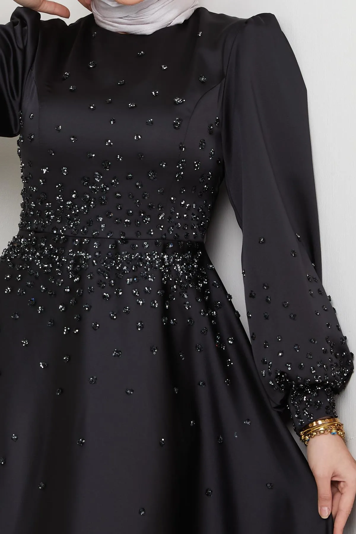 Olcay  Satin-Abendkleid mit verteilten Steindetails vorne und an den Ärmeln SCHWARZ 1658