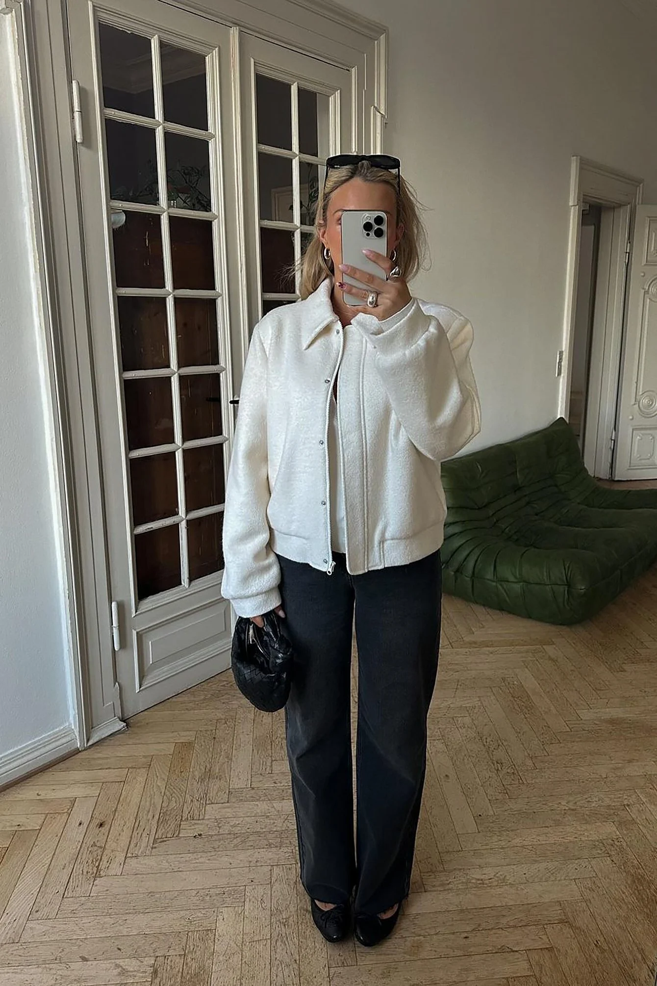 Gerade Jeans mit hoher Taille und Detail am Rücken