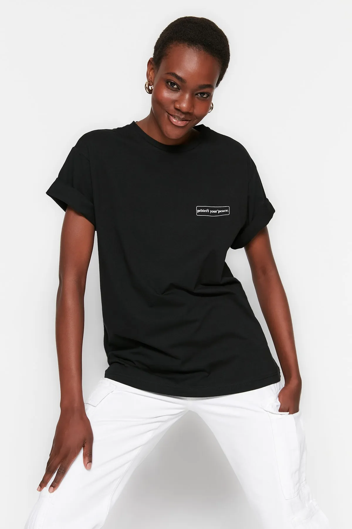 Trendyol Collection  Schwarzes, bedrucktes Boyfriend-Strick-T-Shirt mit Rundhalsausschnitt aus 100 % Baumwolle TWOSS23TS00113