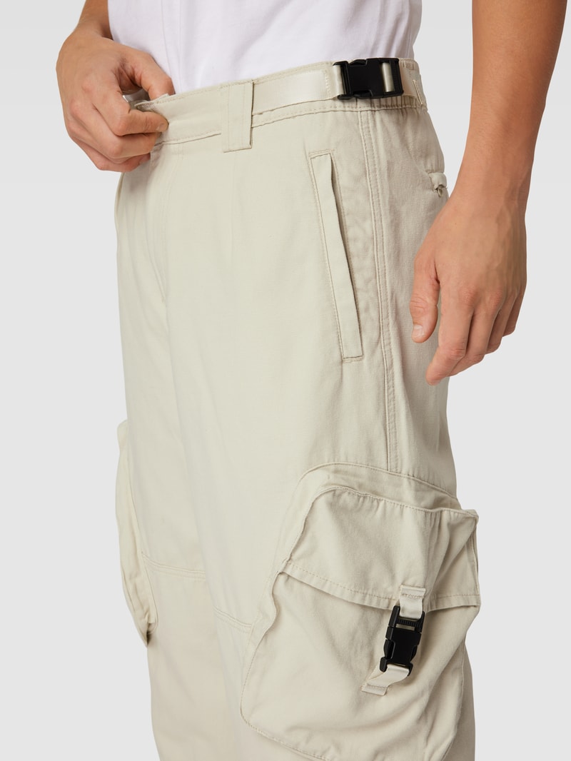 Cargohose mit großen Taschen in schlamm