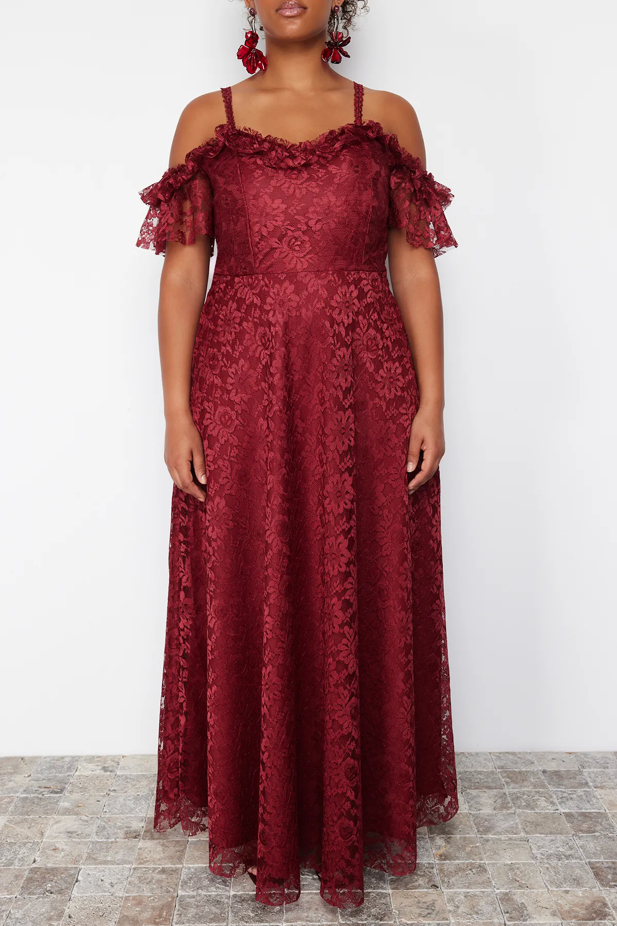 Trendyol Curve  Burgunderrotes A-Linien-Maxi-Abendkleid mit Trägern in Übergröße TBBAW23AH00187