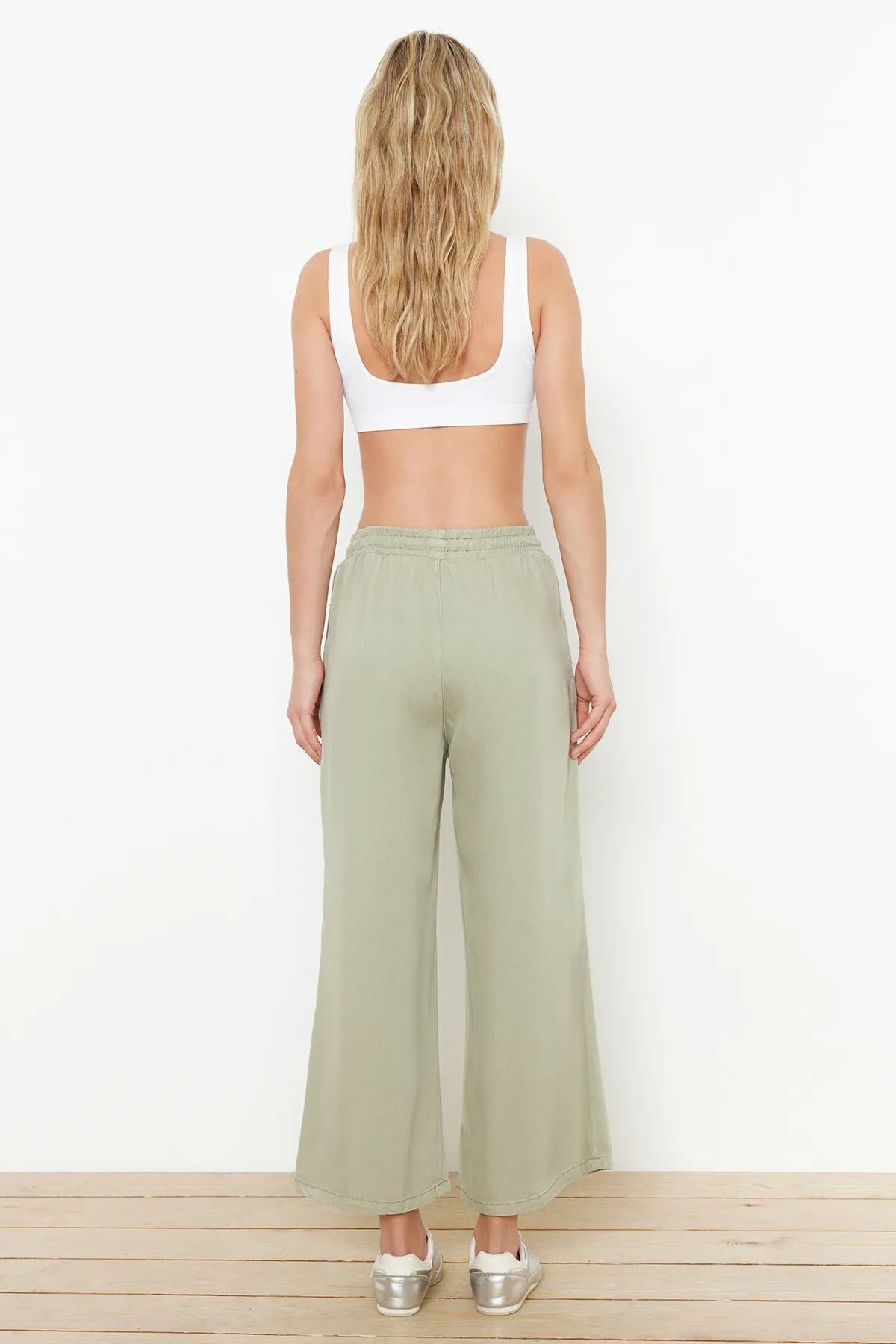 Trendyol Collection  Mintgrüne Culotte-Jeans mit hoher Taille und elastischem Bund, 100 % Tencel™ TWOSS24JE00285