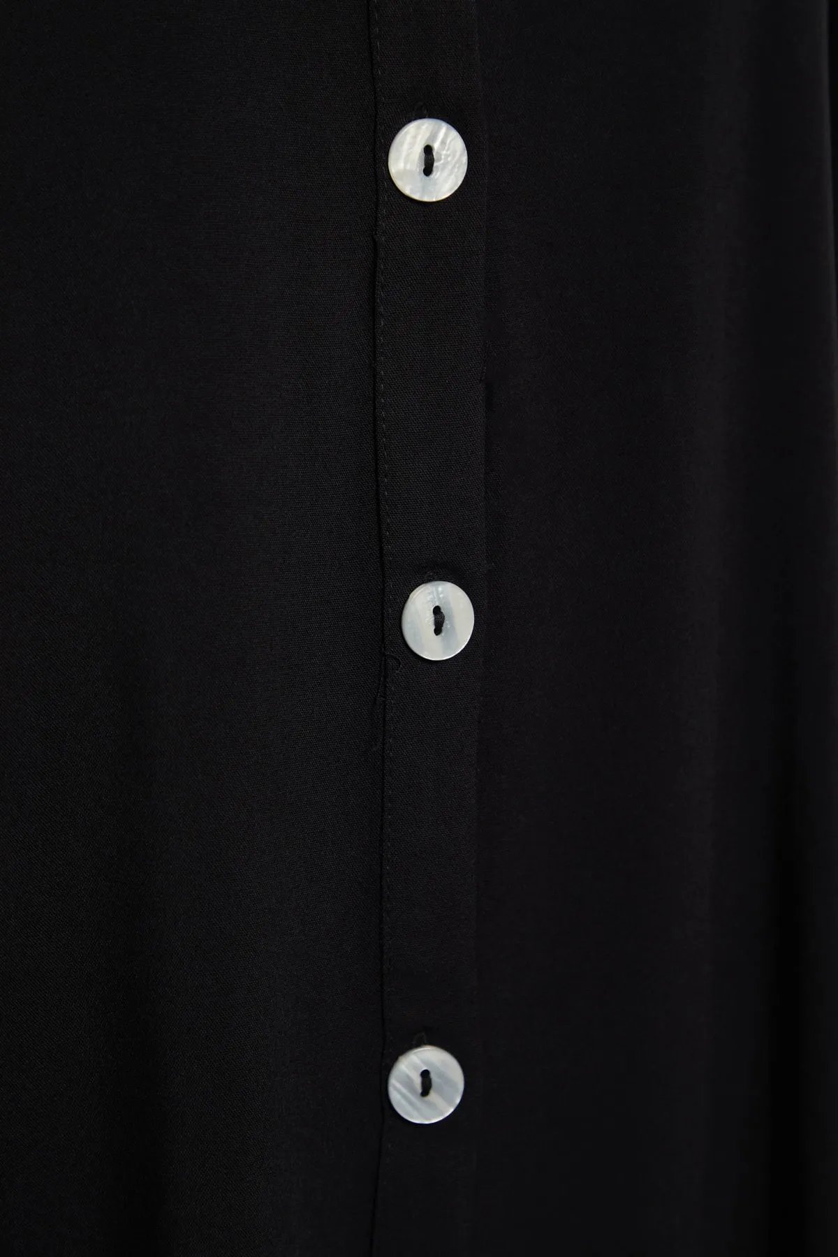 Trendyol Collection  Schwarzes Midi-Strandkleid mit gewebtem Schlitz TBESS21EL3318