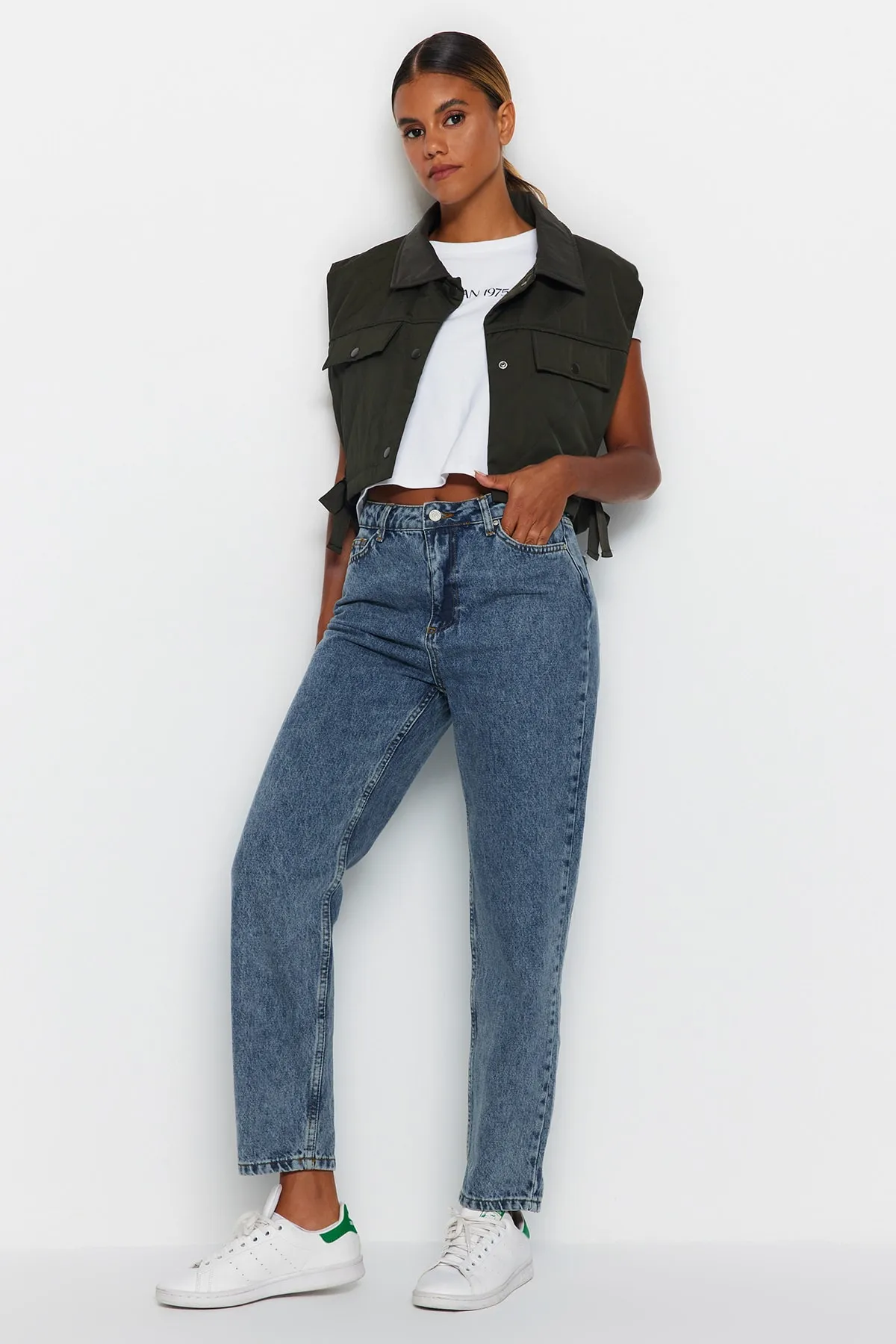 Trendyol Collection  Blaue Mom-Jeans mit hoher Taille TWOAW24JE00034