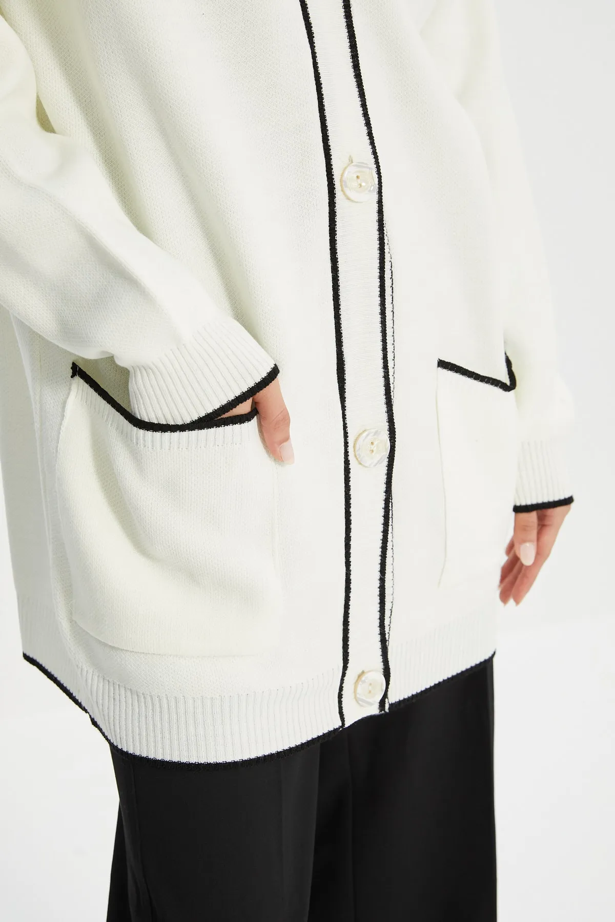 Trendyol Modest  Ecrufarbene Strickjacke mit kontrastierender Paspelierung TCTAW22TH0014