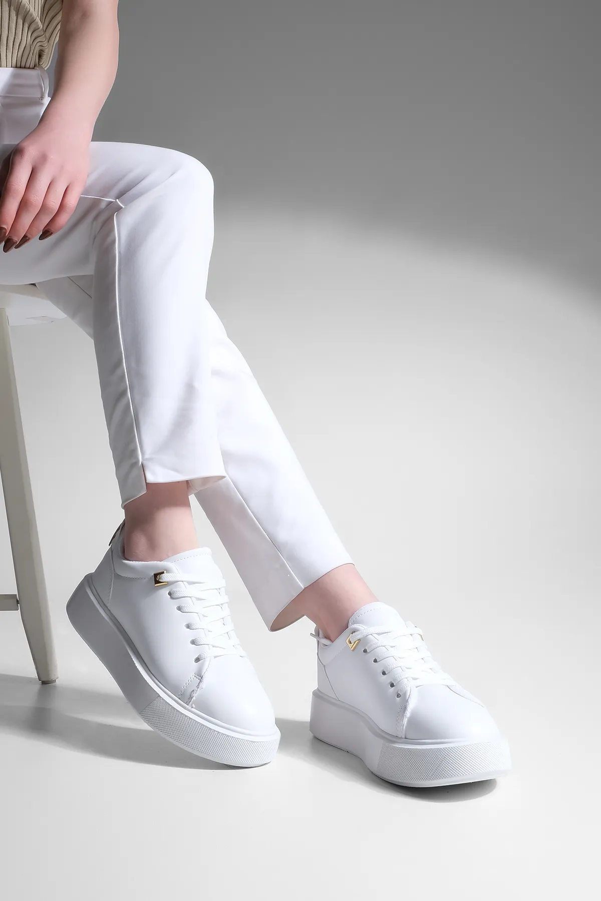Marjin  Damen-Sneaker, dicke Sohle, goldene Schnalle, detaillierte Schnür-Sportschuhe, Rofke, Weiß