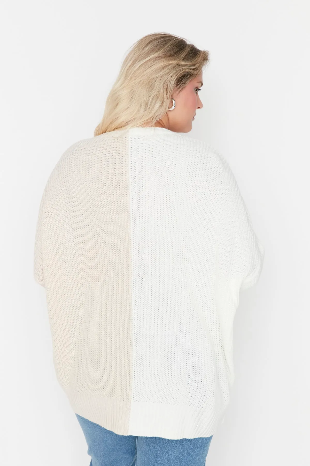 Trendyol Curve  Beiger Strickpullover mit V-Ausschnitt und Farbblockdesign TBBAW23AN00062