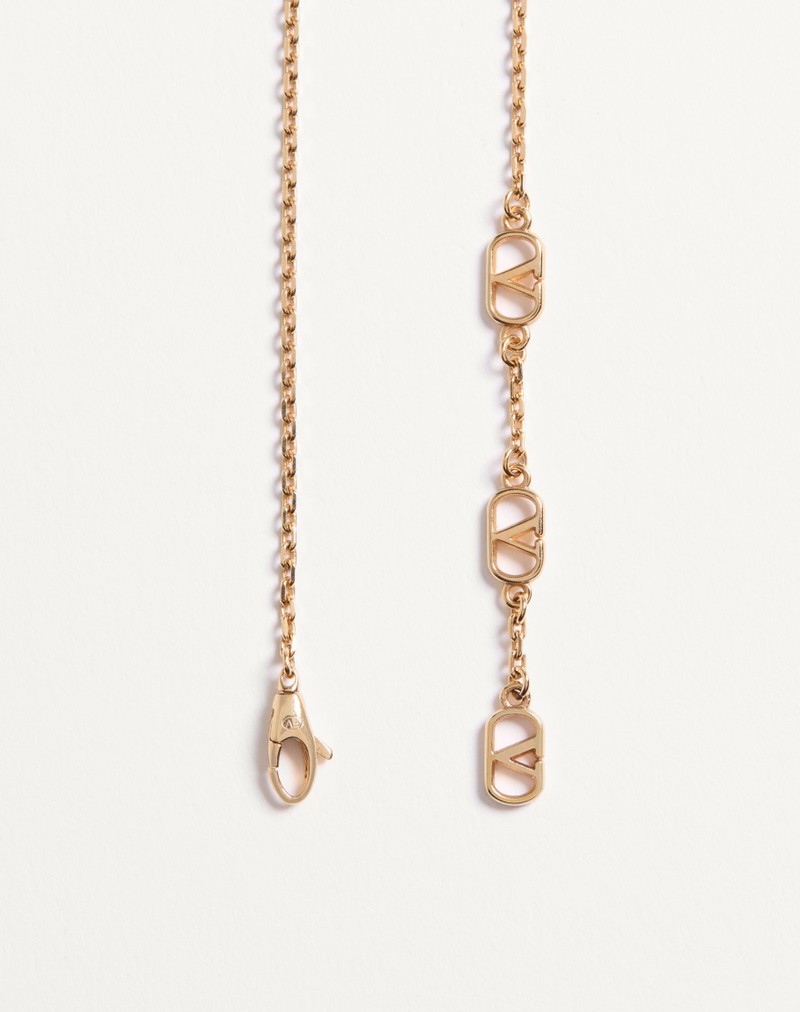 Colar com pingente VLogo Signature em metal, cristais Swarovski® e gotas de vidro.