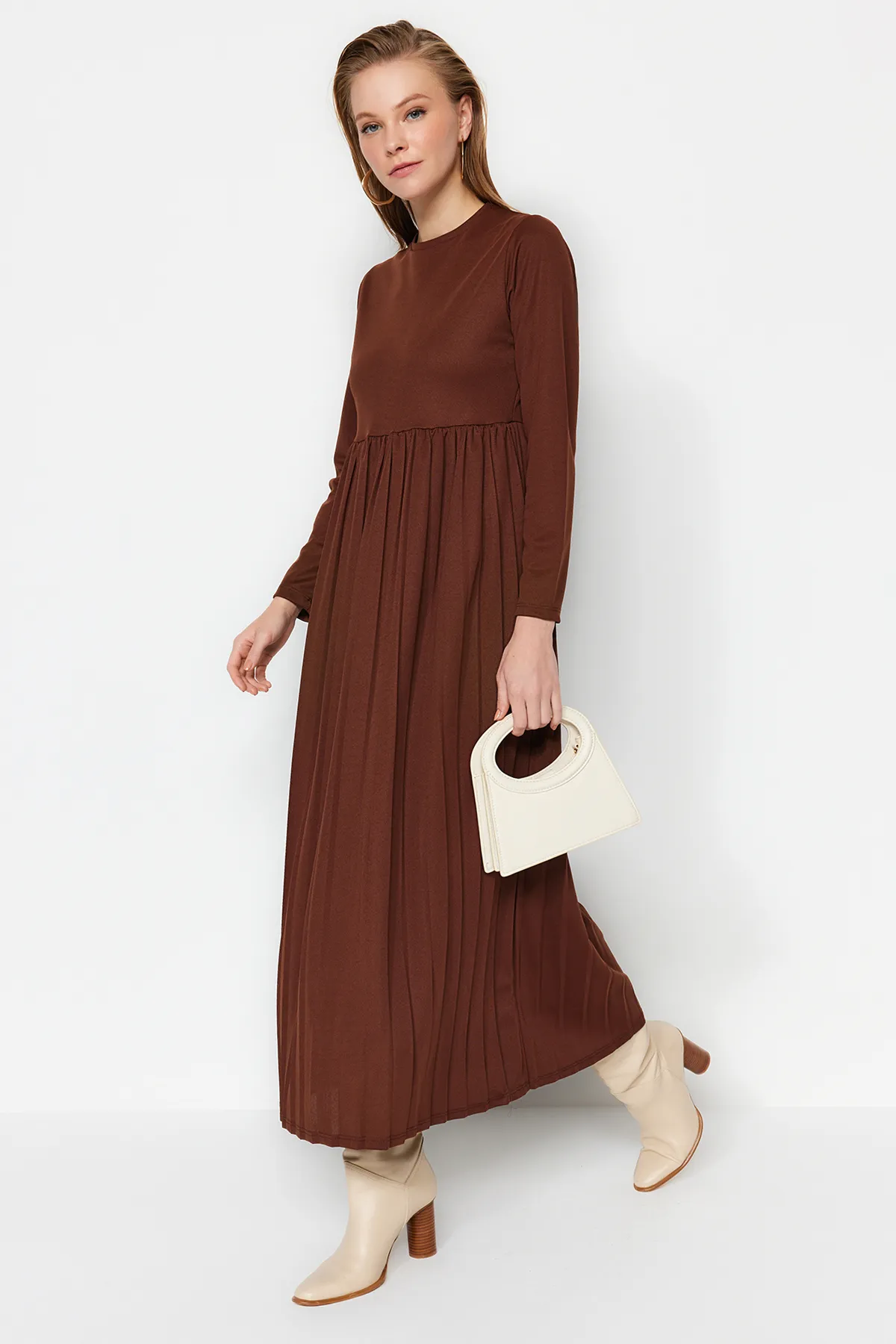 Trendyol Modest  Braunes, plissiertes Scuba-Strickkleid mit Rock TCTAW24EL00000