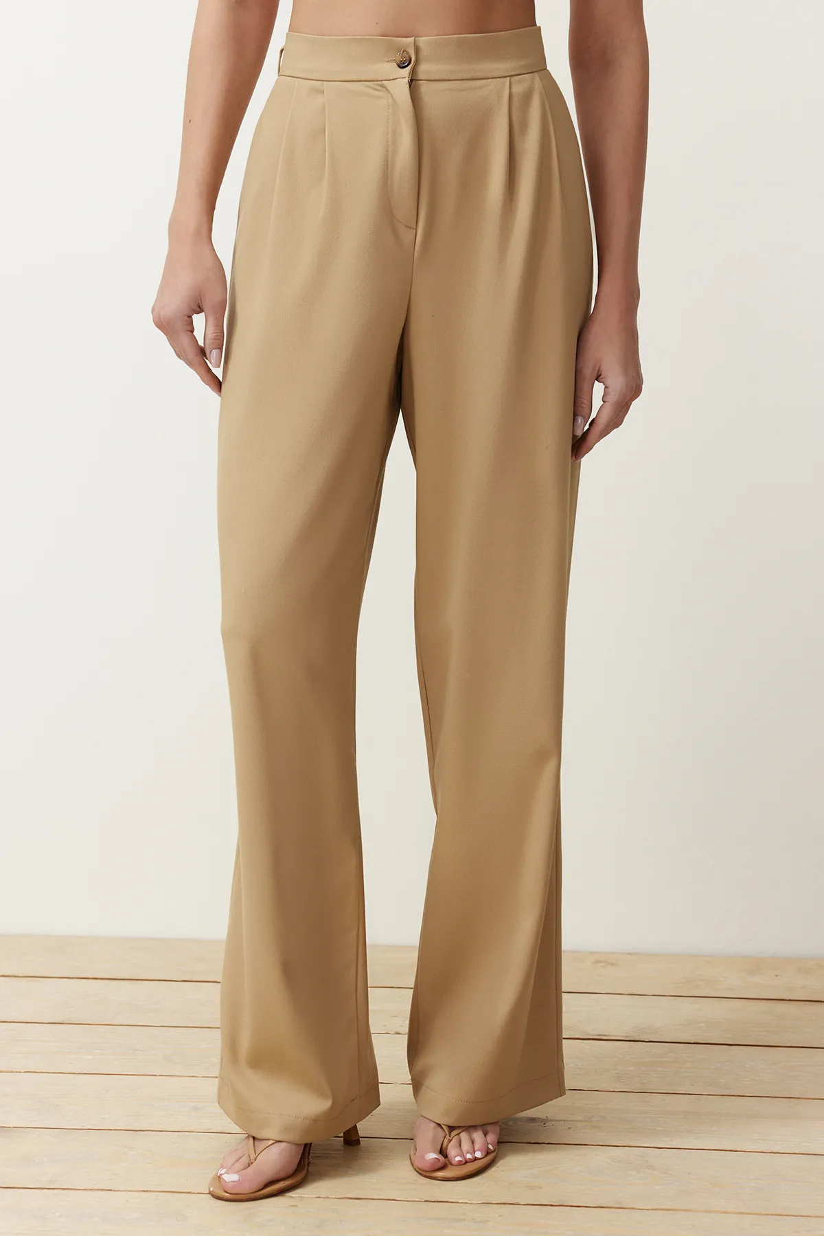 Trendyol Collection  Nerzfarbene Hose mit geradem Schnitt und Gürteldetail TWOSS24PL00023