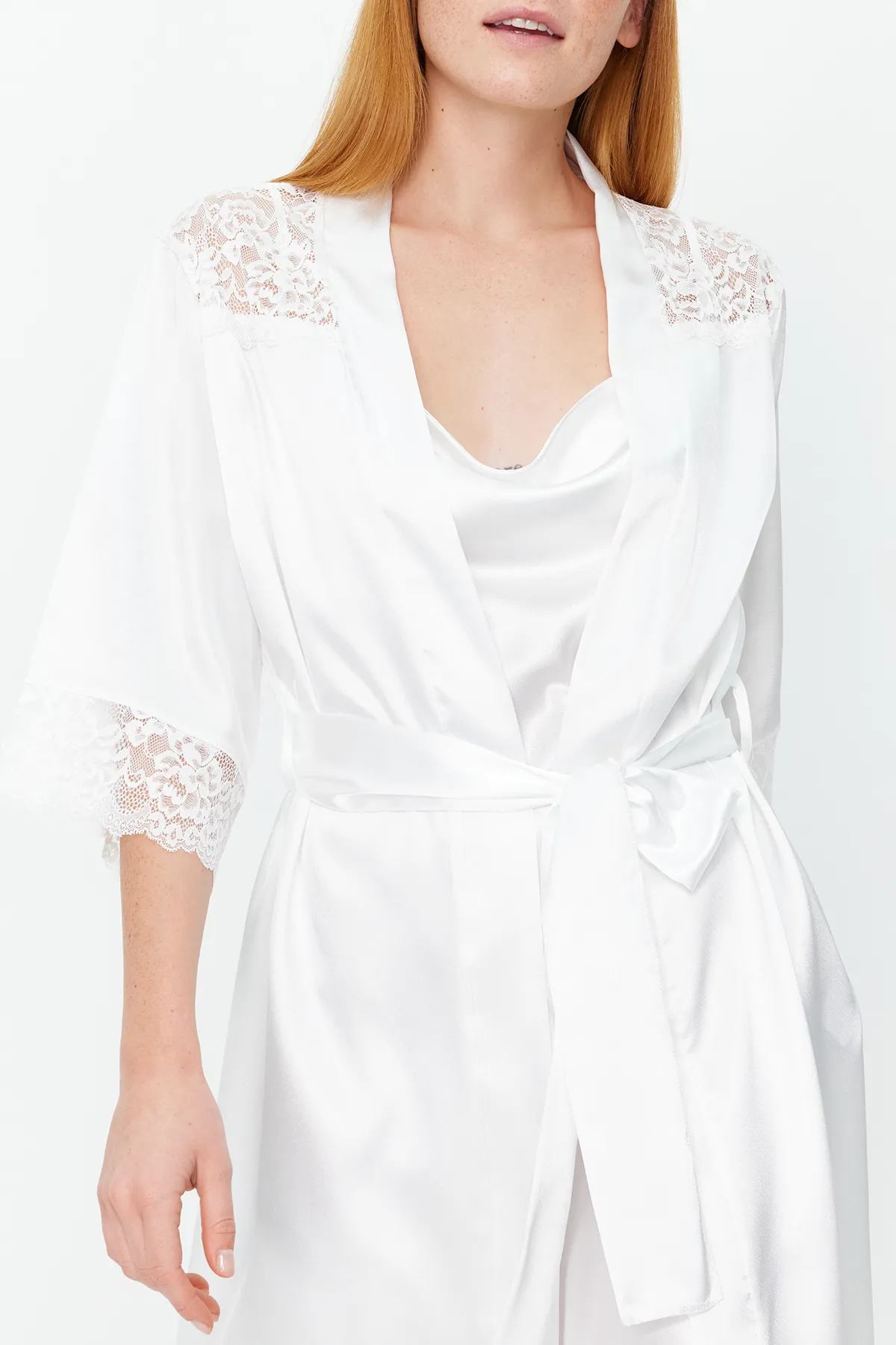 Trendyol Collection  Braut-Morgenmantel aus gewebtem Satin mit Gürtel und Spitze und detailliertem Detail THMSS21SB0001