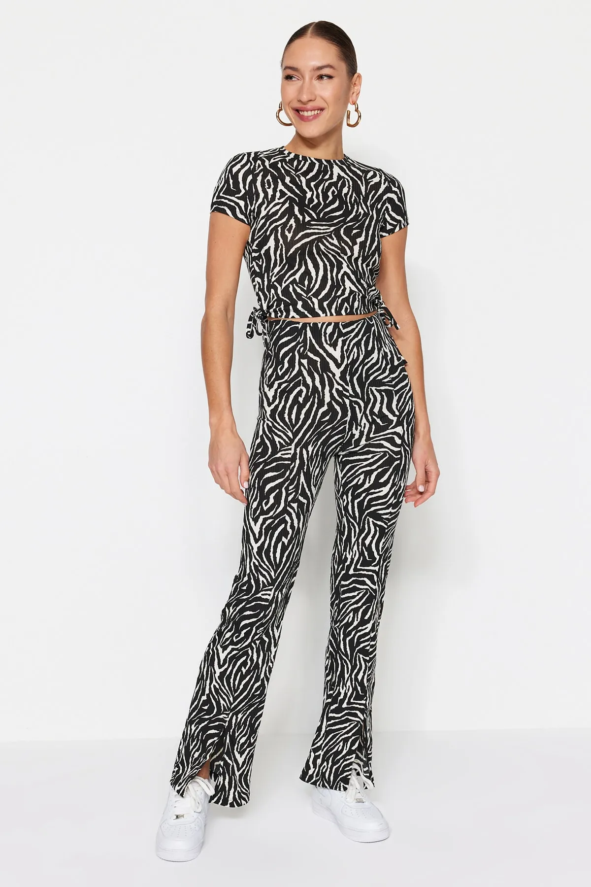 Trendyol Collection  Schwarze gerade gestrickte Hose mit Zebramuster und Schlitz, hoher Taille und hohem Bund TWOSS22PL0243