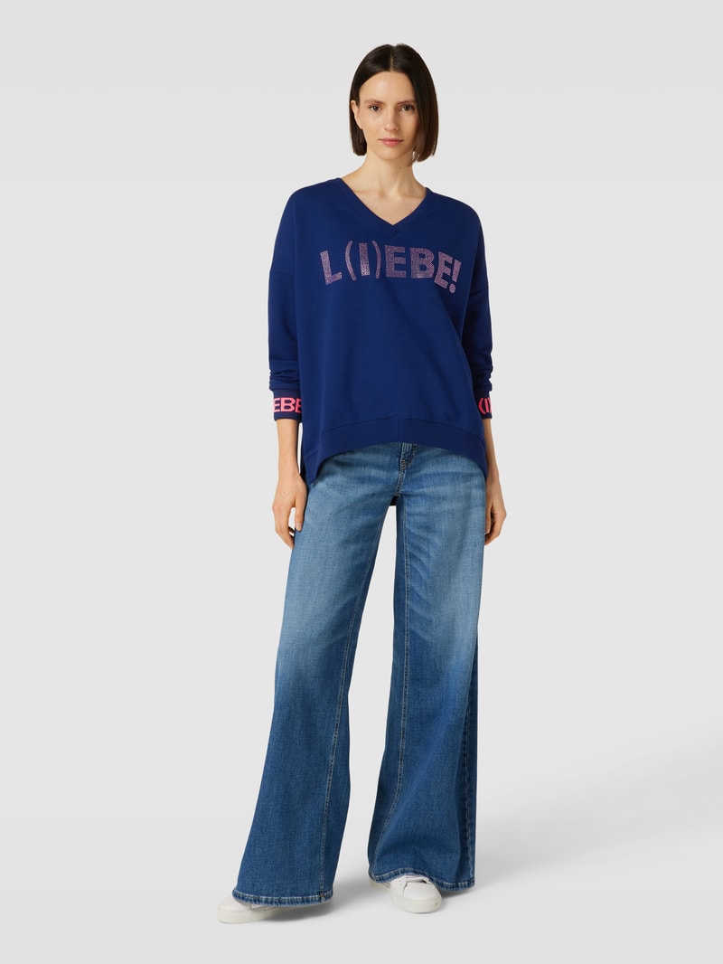 Sweatshirt mit Strasssteinbesatz Modell 'L(I)EBE!' in marineblau
