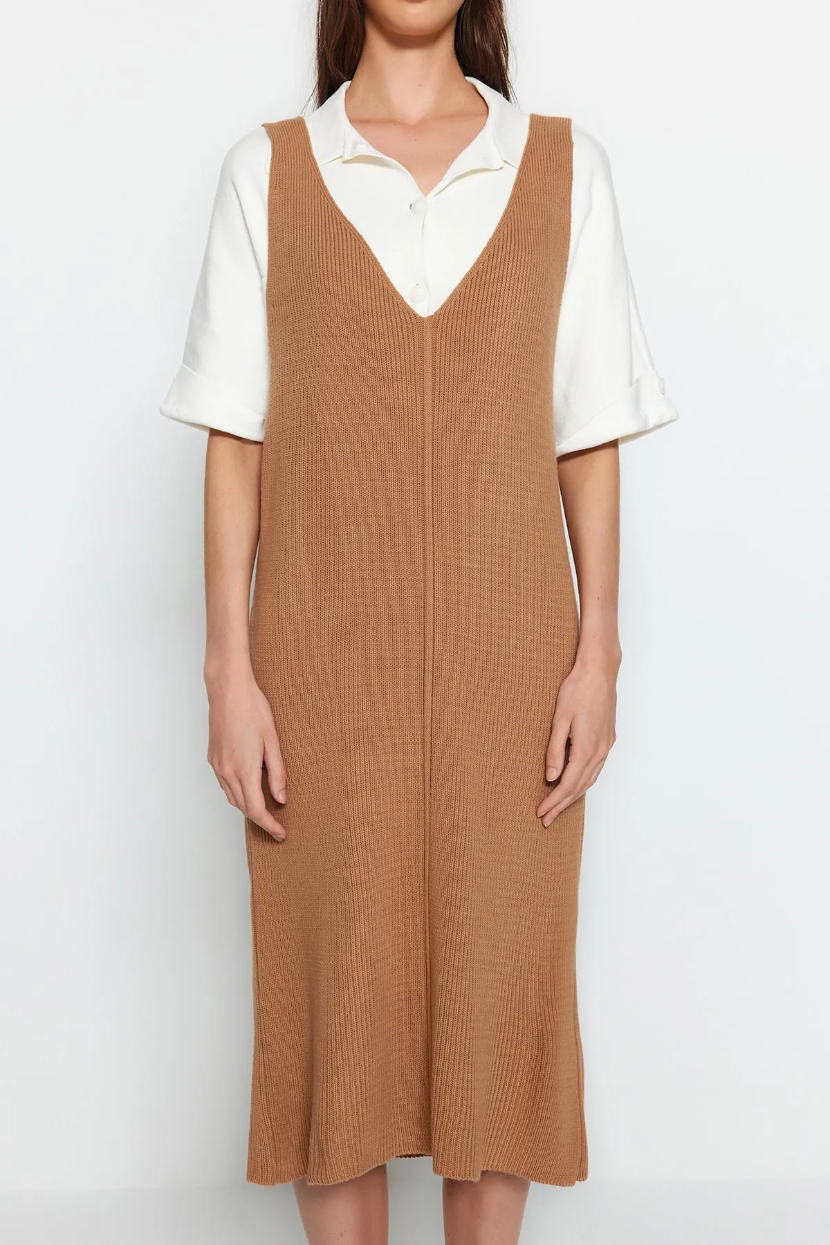 Trendyol Collection  Beiges Maxi-Strickkleid mit V-Ausschnitt TWOAW24EL00011