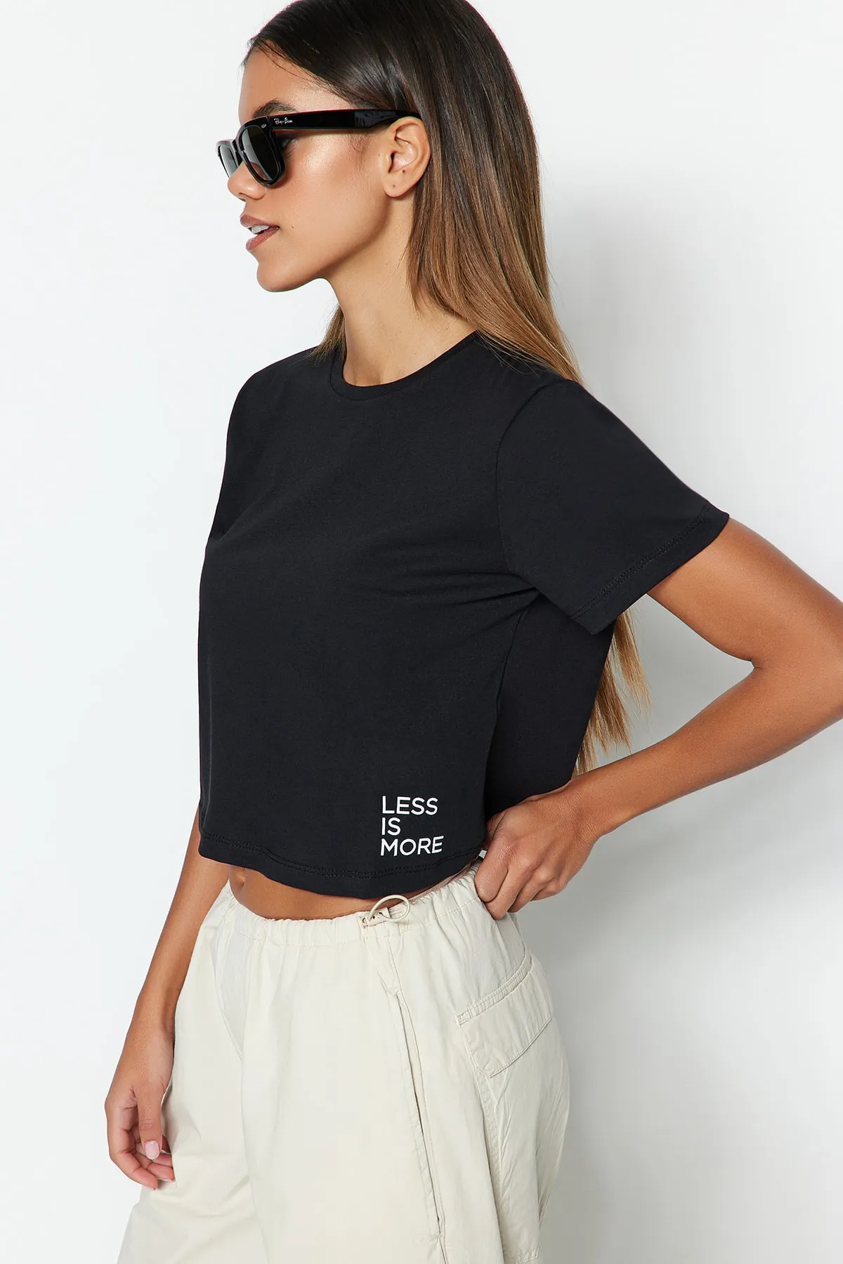 Trendyol Collection  Schwarzes, kurzes Strick-T-Shirt mit Rundhalsausschnitt und Slogan-Print aus 100 % Baumwolle TWOSS23TS00125