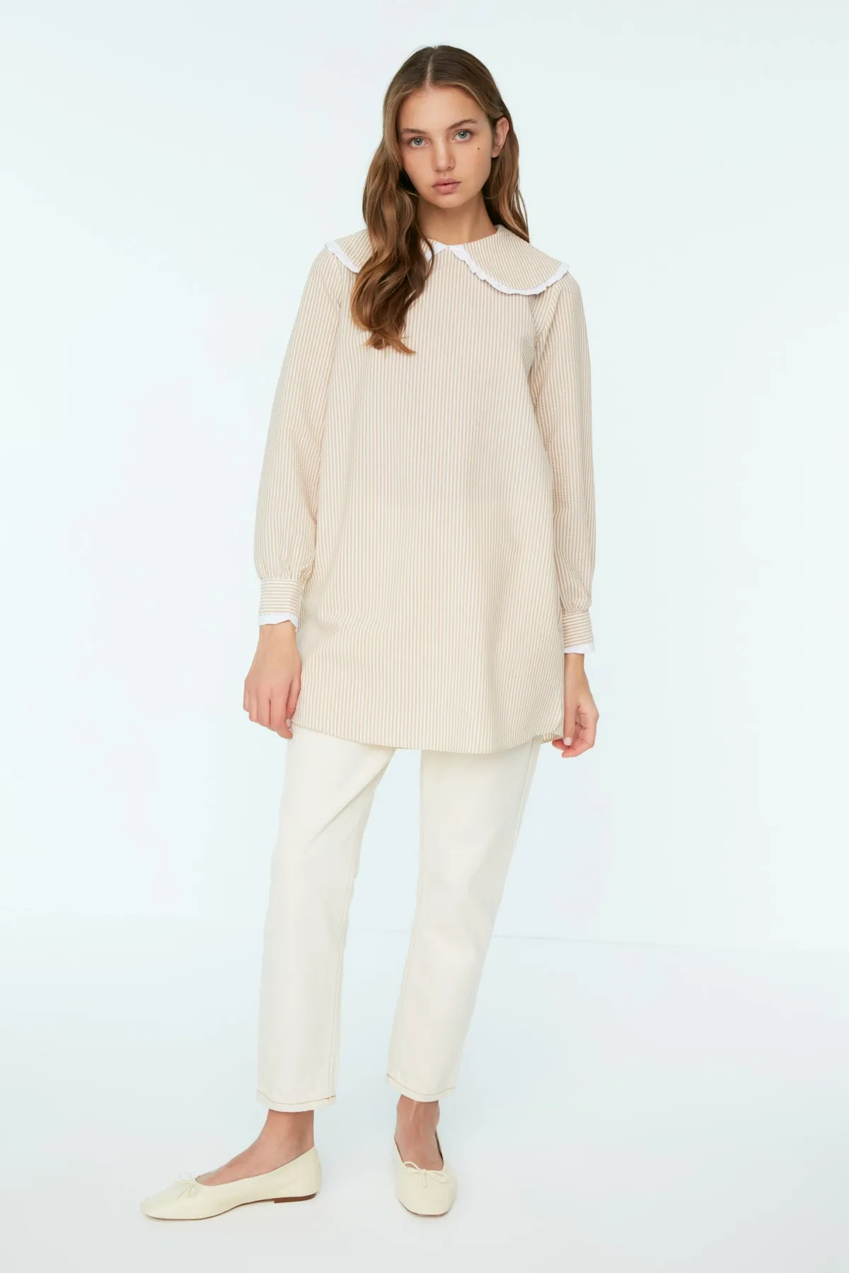 Trendyol Modest  Beige gestreifte Seersucker-Tunika mit Babykragen TCTSS22TN0012