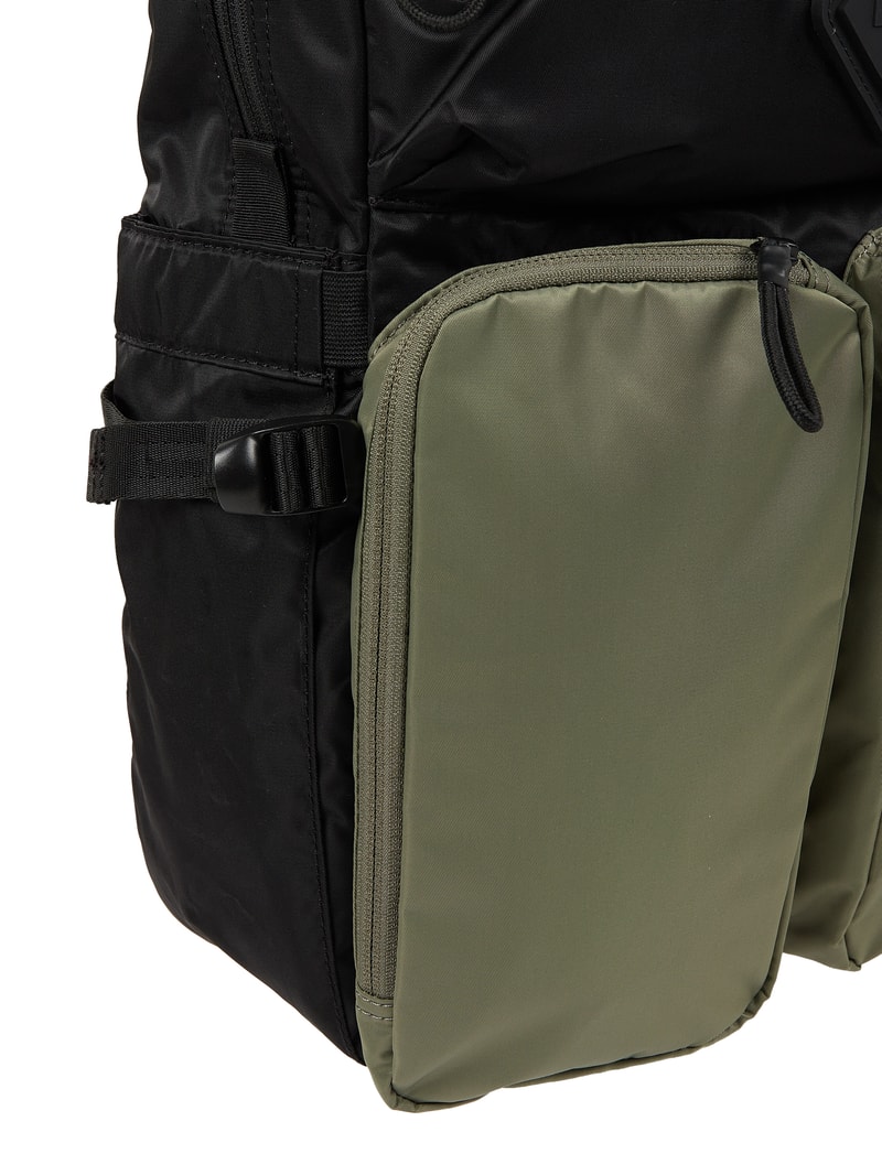Rucksack mit Frontfächern in schwarz