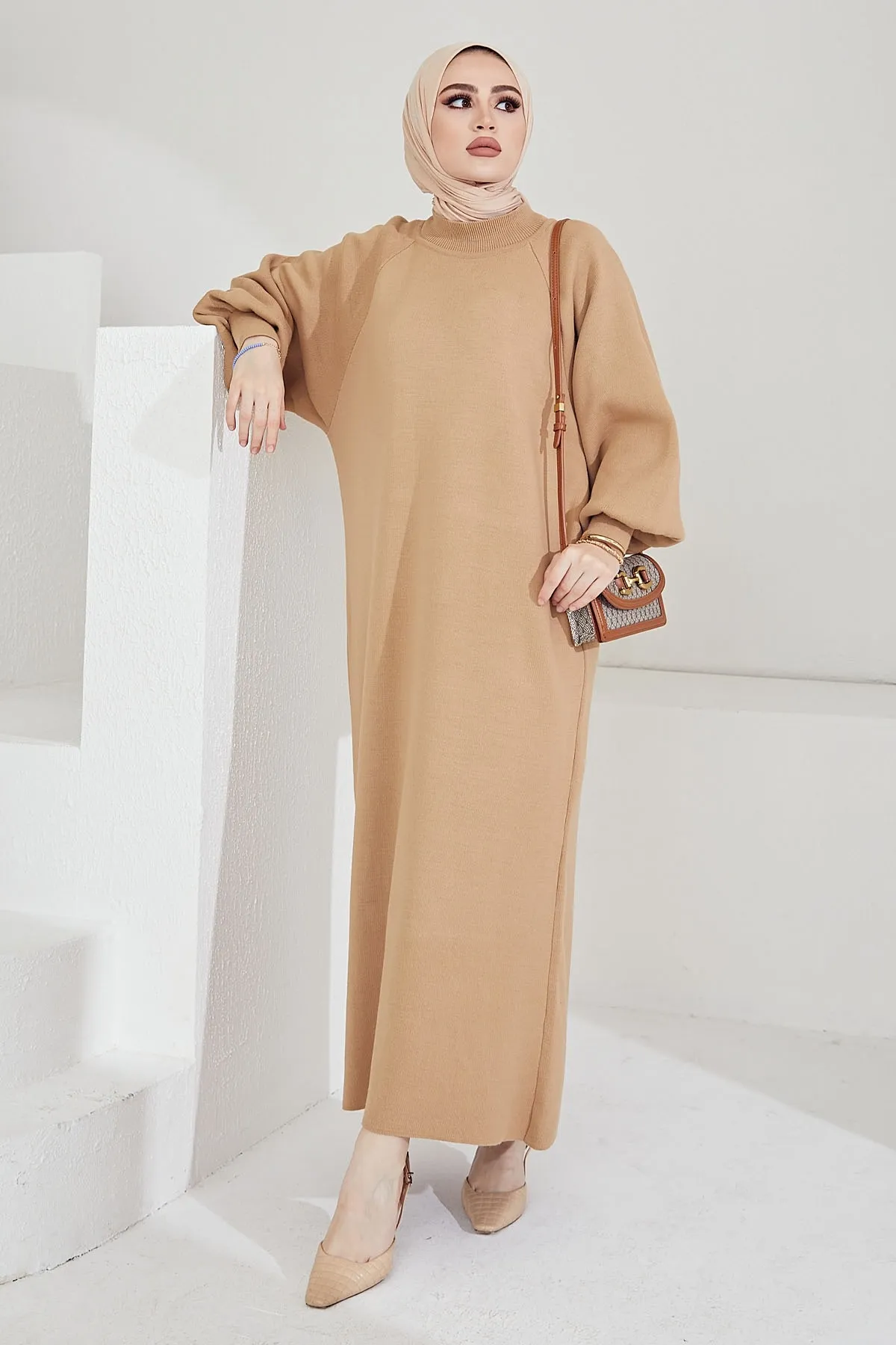 InStyle  Mina Strick-Hijab-Kleid mit Ballonärmeln – Kamel