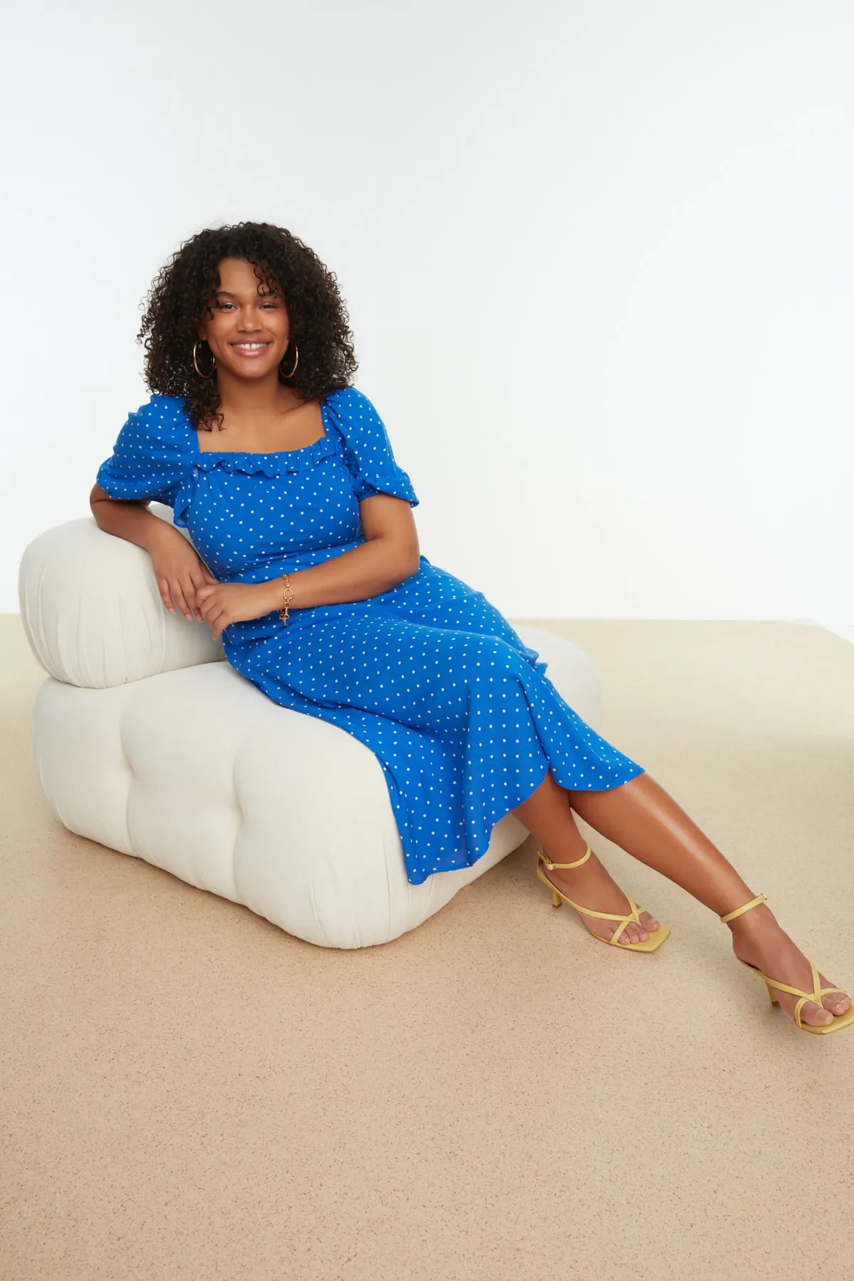 Trendyol Curve  Blaues, gepunktetes Webkleid TBSSS22EL1712