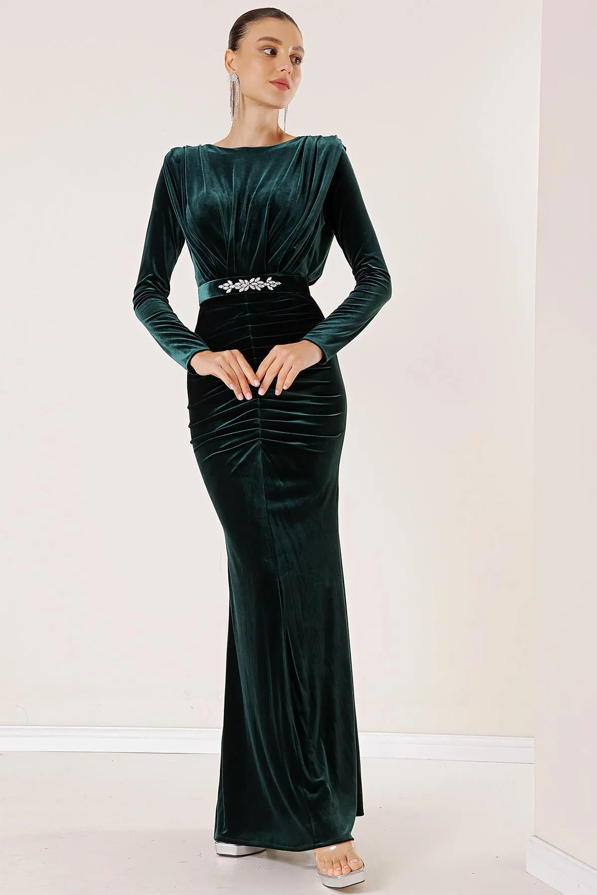 By Saygı  Langes Samtkleid mit plissierter Vorderseite und Gürtel