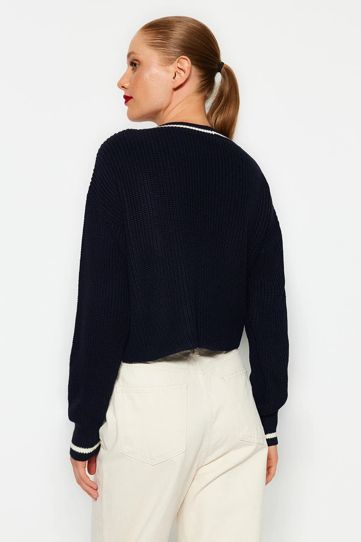 Trendyol Collection  Marineblaue, superkurze Strickjacke mit Farbblockdesign TWOAW23HI00366