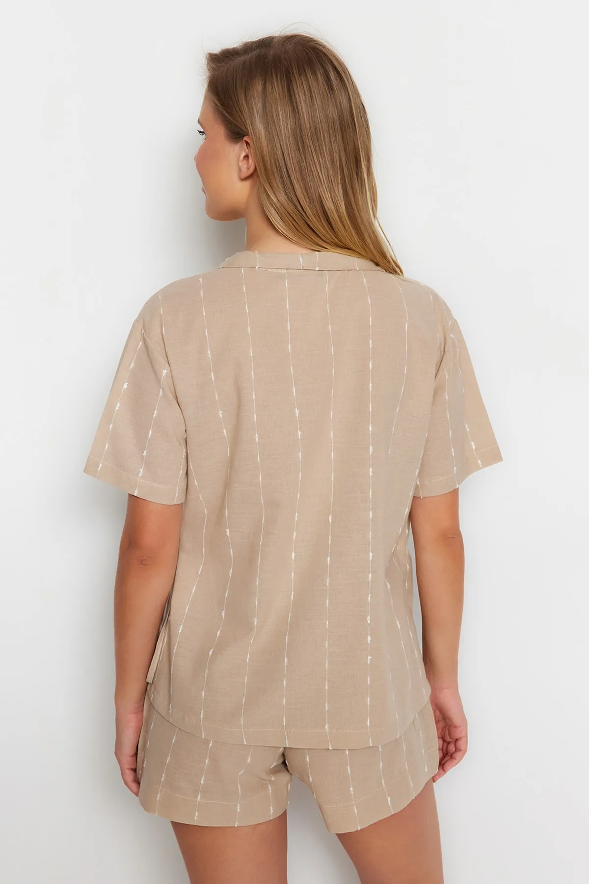 Trendyol Collection  Beiges Pyjama-Set aus gewebter Viskose mit Streifen, 100 % Baumwolle, weite Passform, THMSS23PT00229