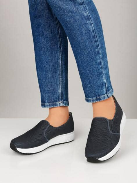 Sportschuh mit seitlichen Elastikeinsätzen