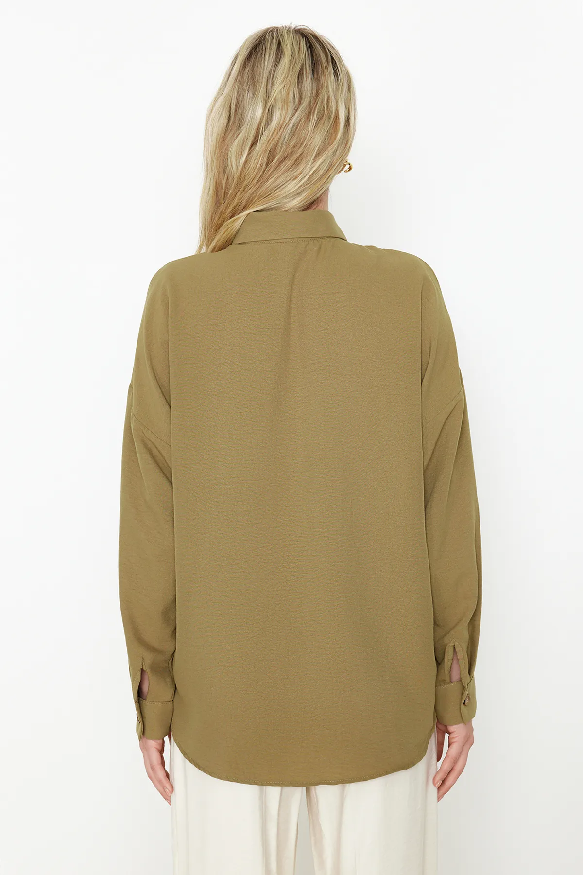 Trendyol Collection  Übergroßes, gewebtes Hemd in Hellkhaki - Wide Fit TWOSS24GO00147