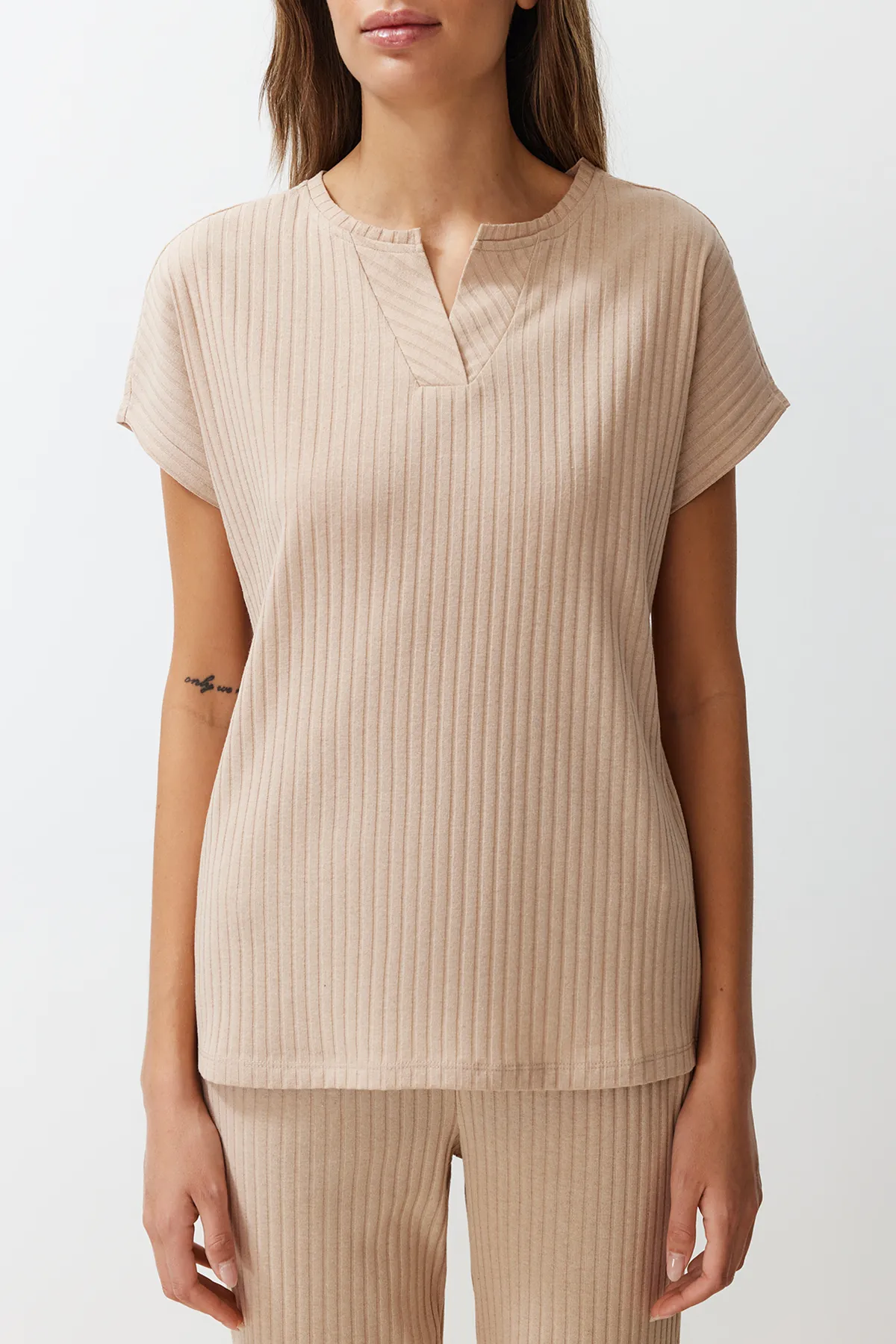 Trendyol Collection  Beige gestricktes Pyjama-Set mit Kordelkragen und detailliertem Muster THMSS24PT00234