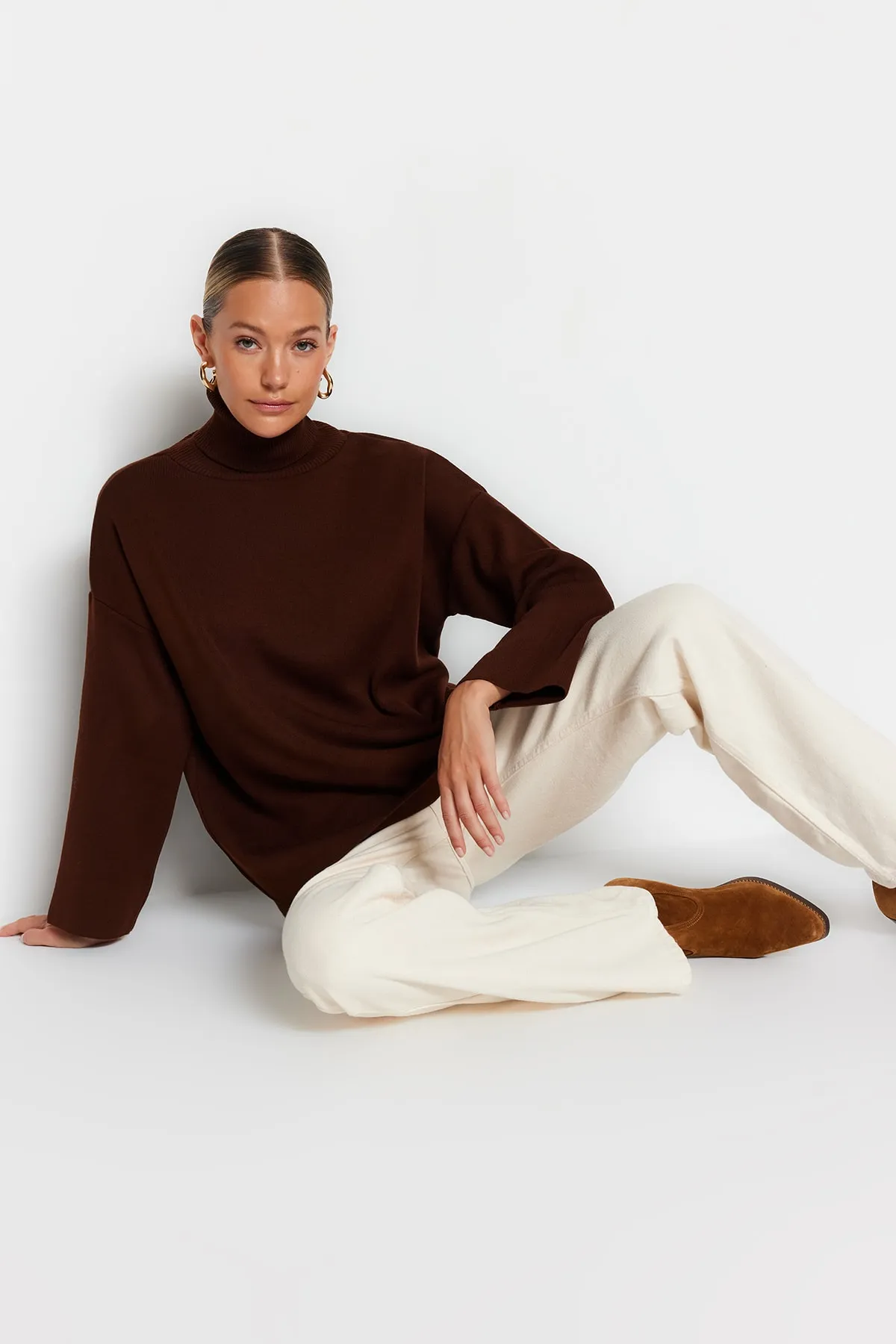 Trendyol Collection  Brauner Basic-Strickpullover mit weiter Passform TWOAW23KZ00206