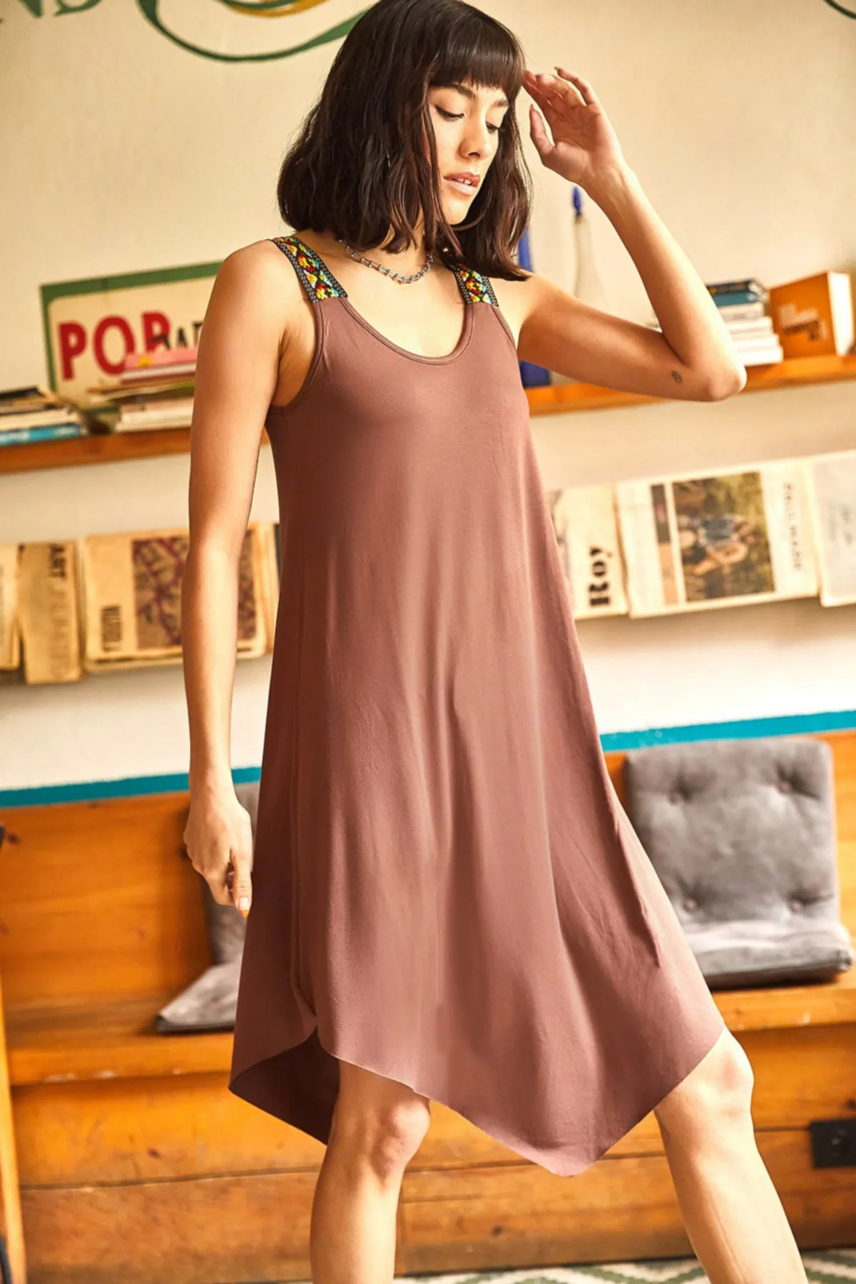 Olalook  Bitterbraunes asymmetrisches Ethno-Trägerkleid für Damen ELB-19000612