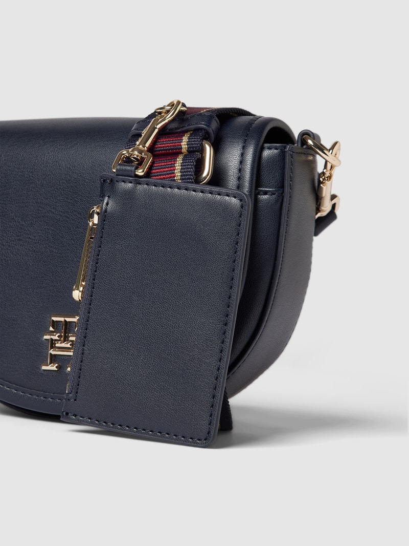 Umhängetasche mit Label-Applikation Modell 'SUMMER' in marineblau