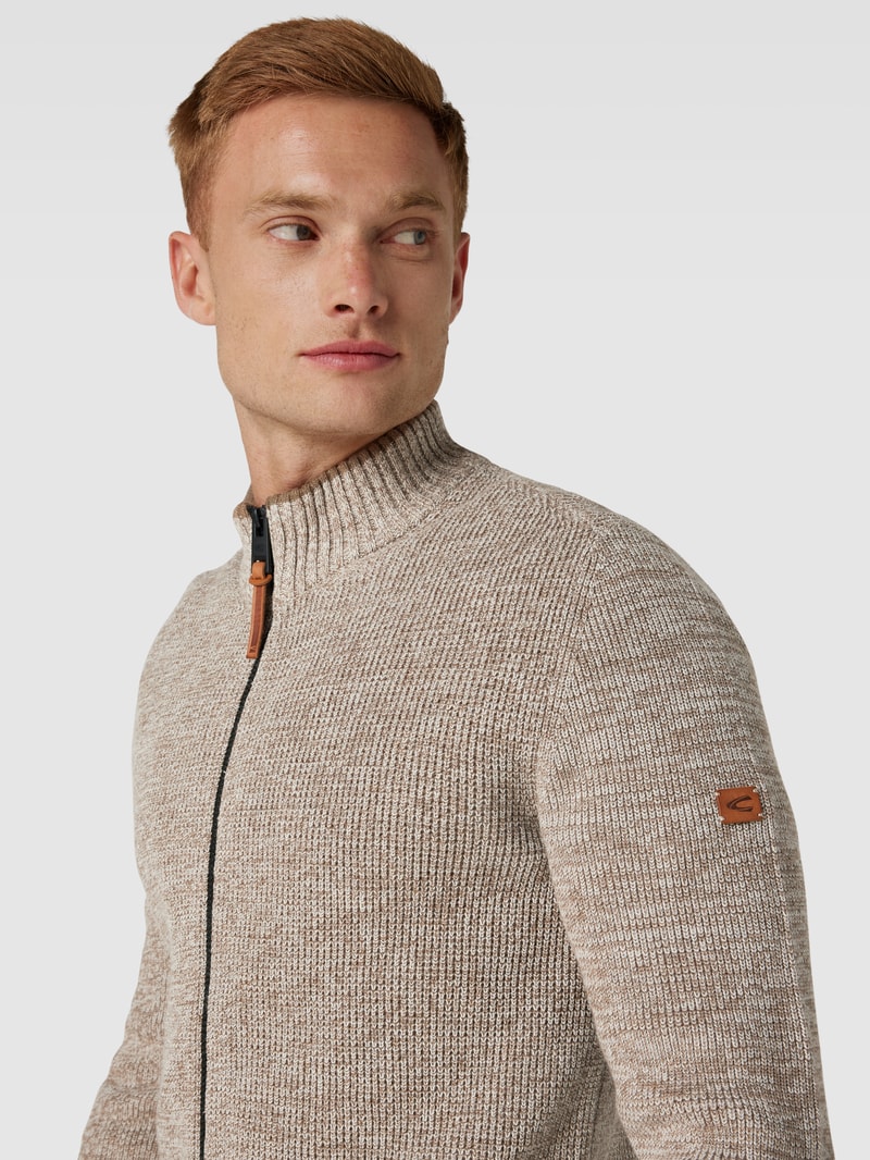 Strickjacke mit Stehkragen in beige