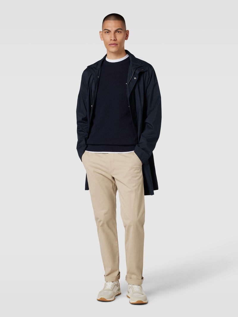 Chino mit französischen Eingrifftaschen in sand