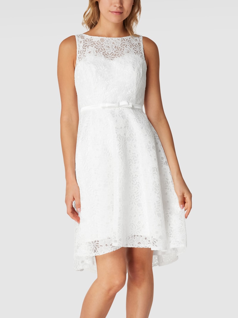 Brautkleid mit floraler Spitze in weiß