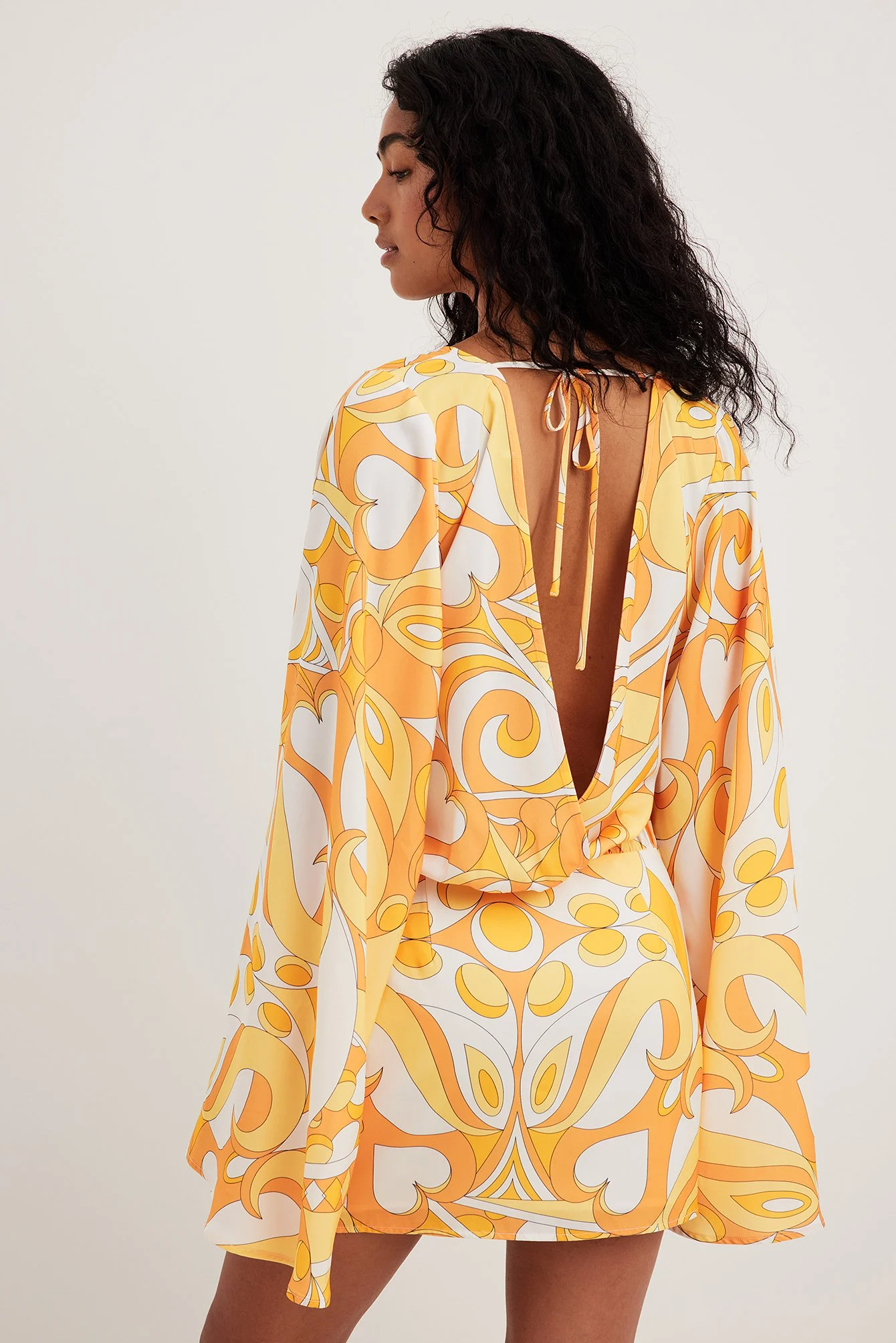 Kleid mit weiten Ärmeln und offenem Rücken