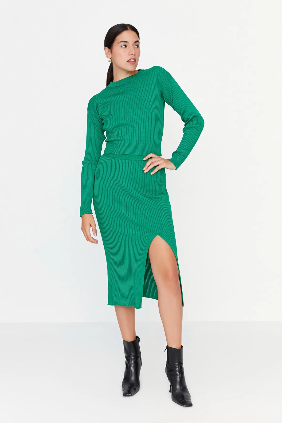 Trendyol Collection  Grüner Crop-Rock, Strickoberteil und -unterteil-Set TWOAW23AU00240