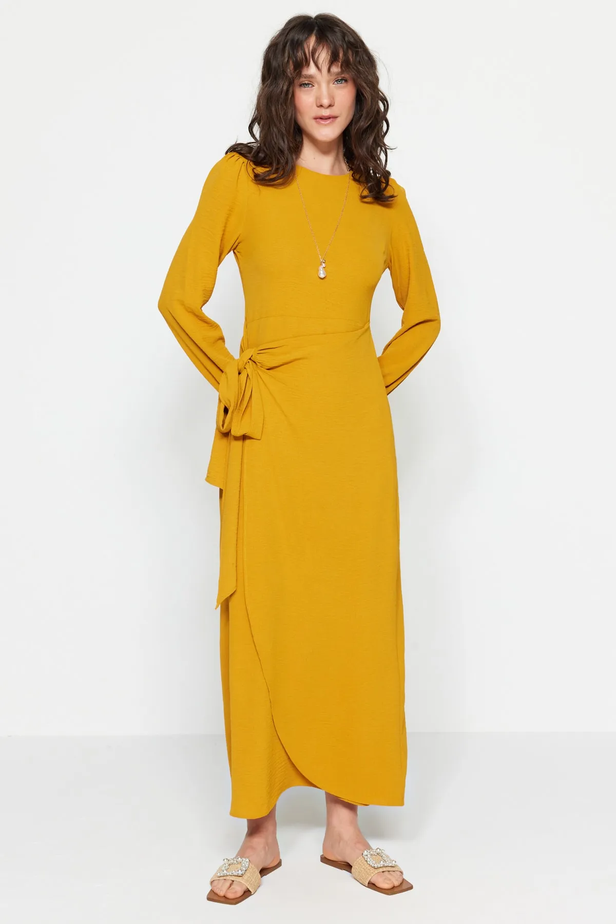 Trendyol Modest  Gelbes Aerobin-Gewebtes Kleid mit Bindedetail TCTSS23EB00140