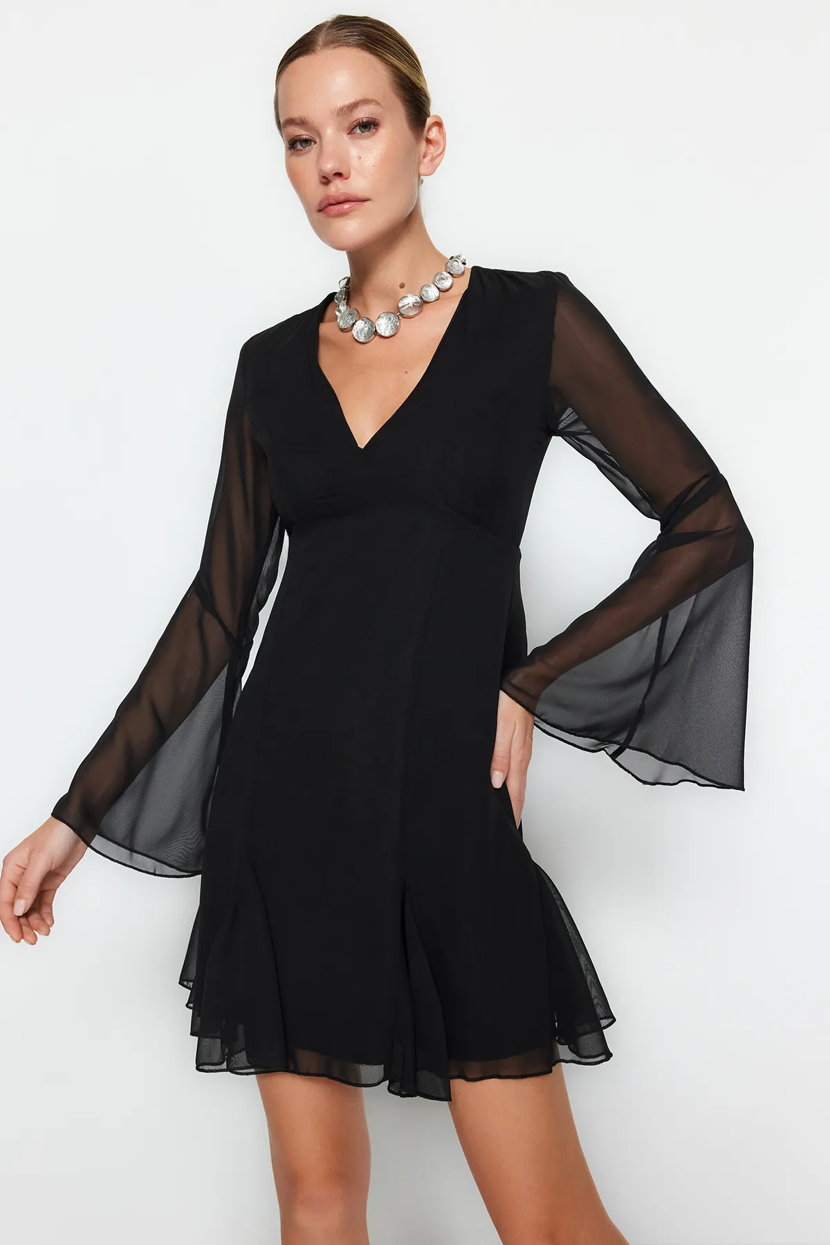 Trendyol Collection  Elegantes Abendkleid aus schwarzem Chiffon mit offener Taille/Skater TPRAW24EL00050