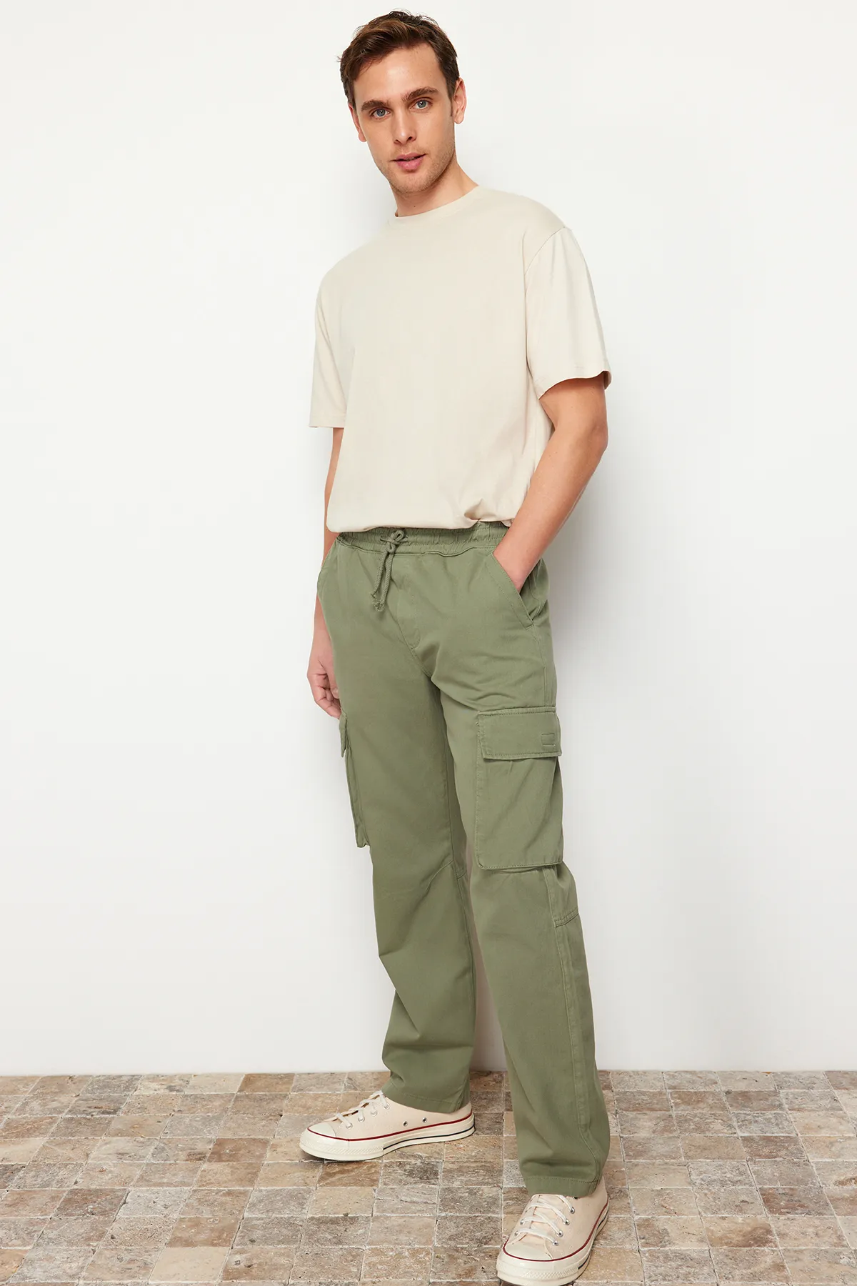 Trendyol Collection  Hellkhakifarbene Unisex-Hose mit Cargotaschen, reguläre Passform, TMNSS24PL00003