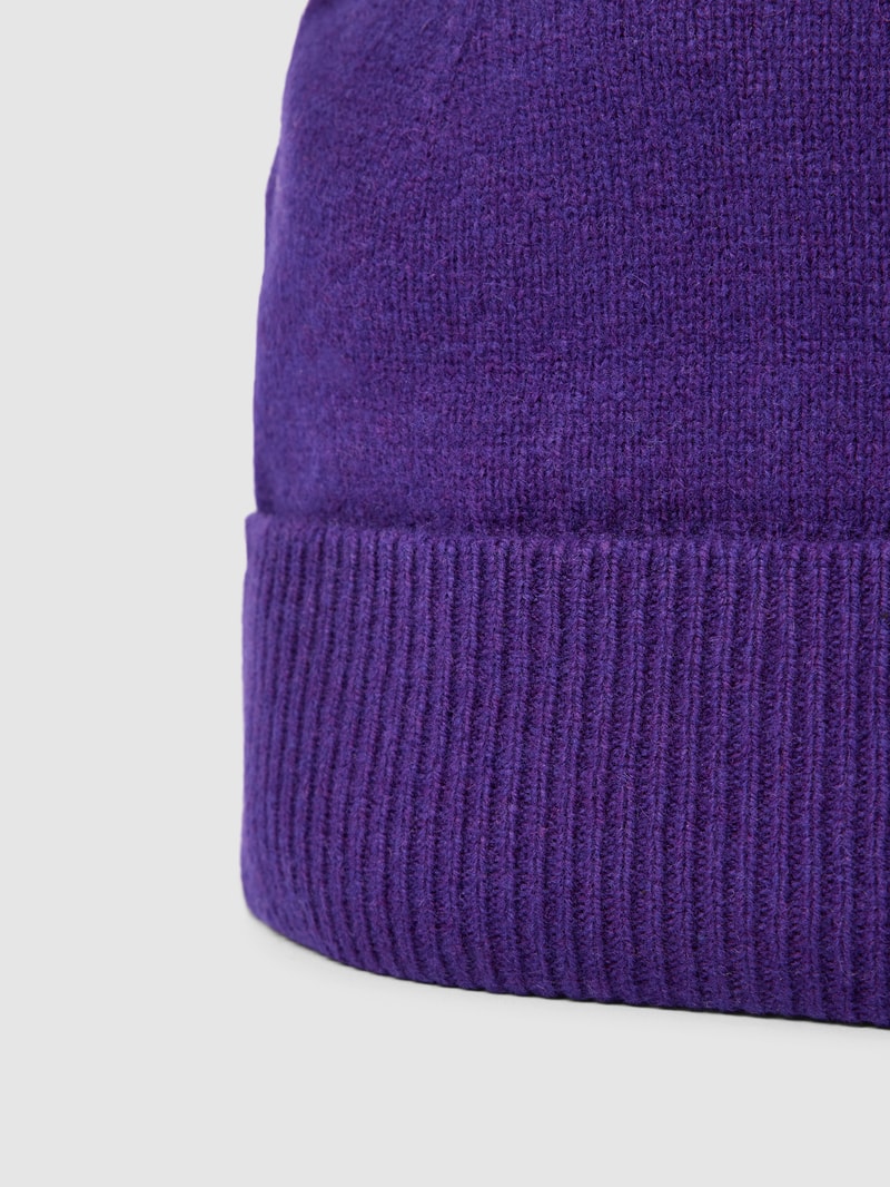 Beanie mit breitem Umschlag in purple