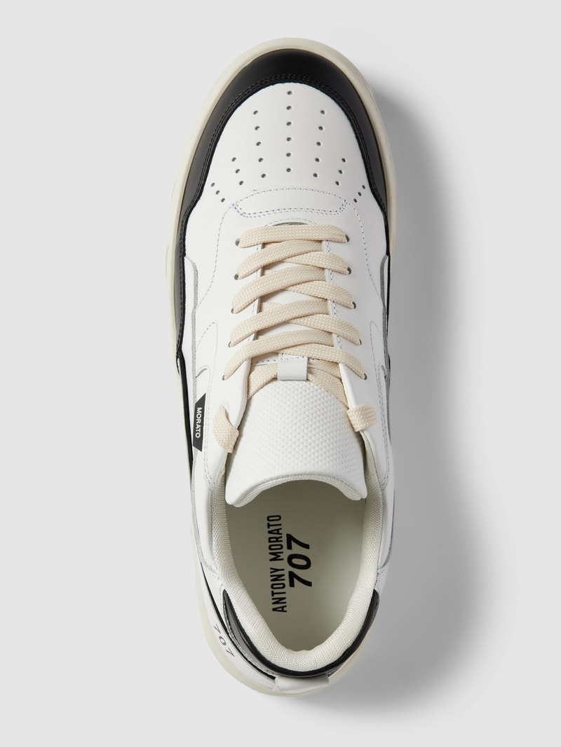 Sneaker mit Perforierungen in schwarz