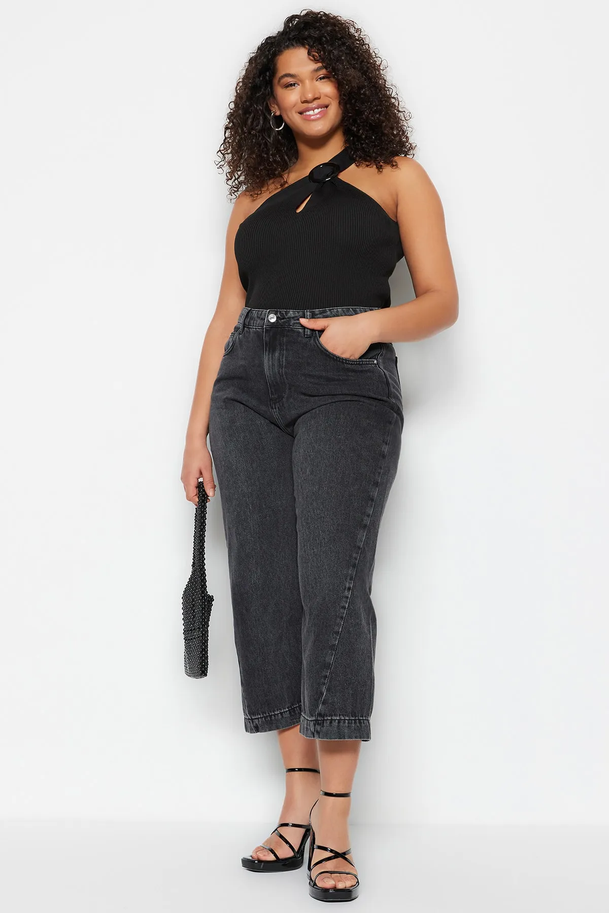 Trendyol Curve  Graue Culotte Fit Jeans mit hoher Taille und Ziernähten TBBSS23CJ00015