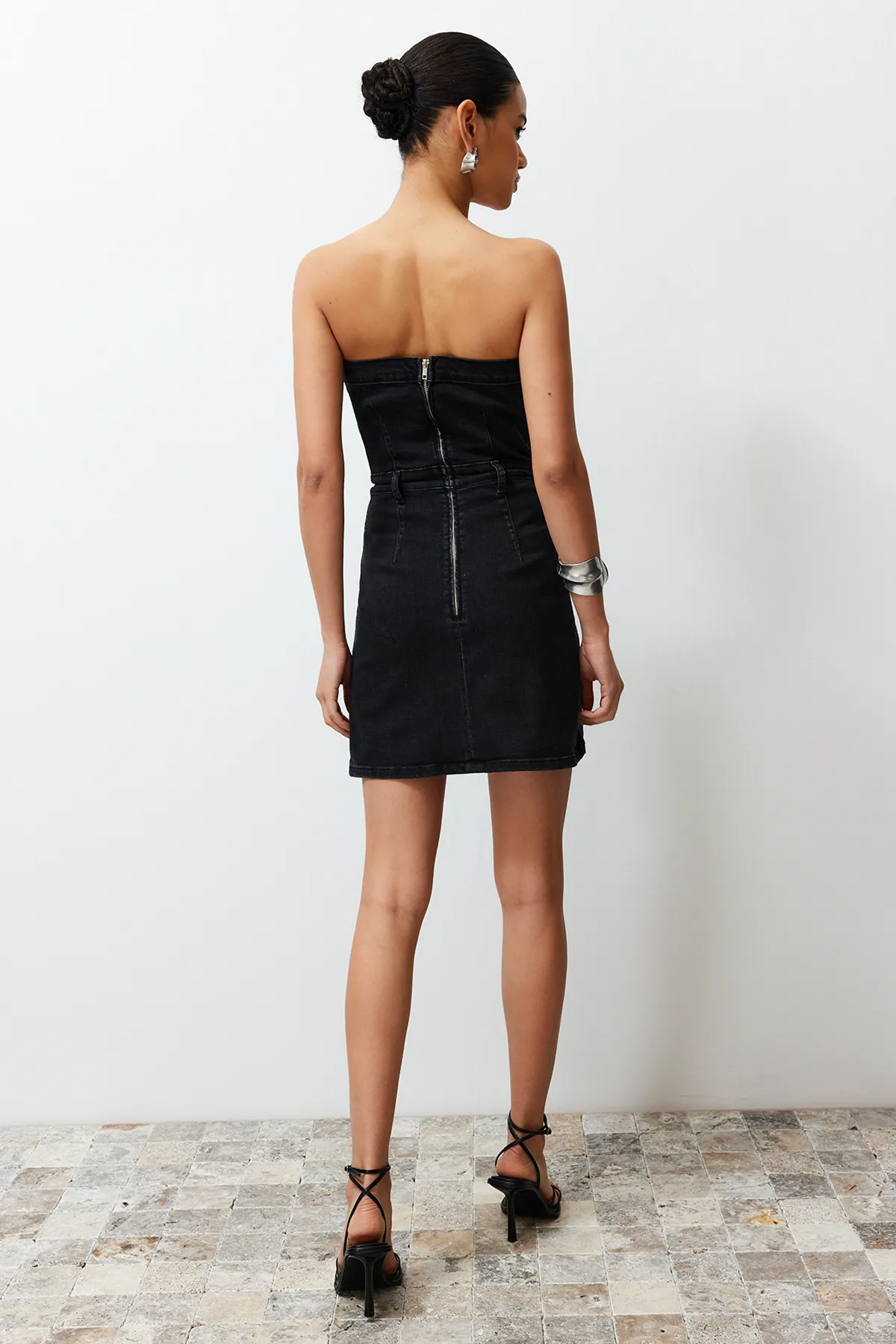 Trendyol Collection  Schwarzes trägerloses Mini-Jeanskleid mit Knopfdetail in limitierter Auflage TWOSS23EL01731